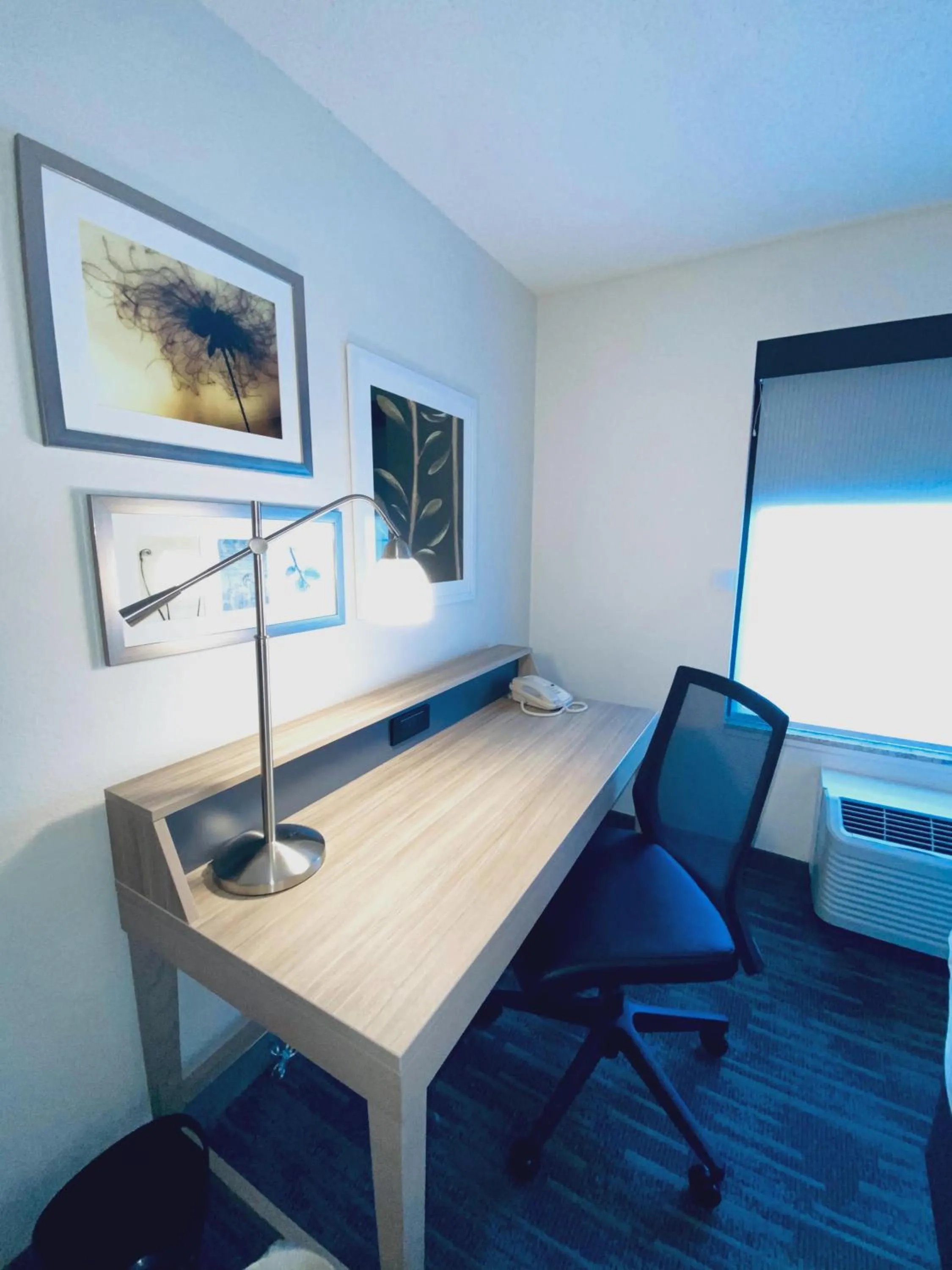 Seating area in Country Inn & Suites by Radisson, Queensbury - Lake George , NY