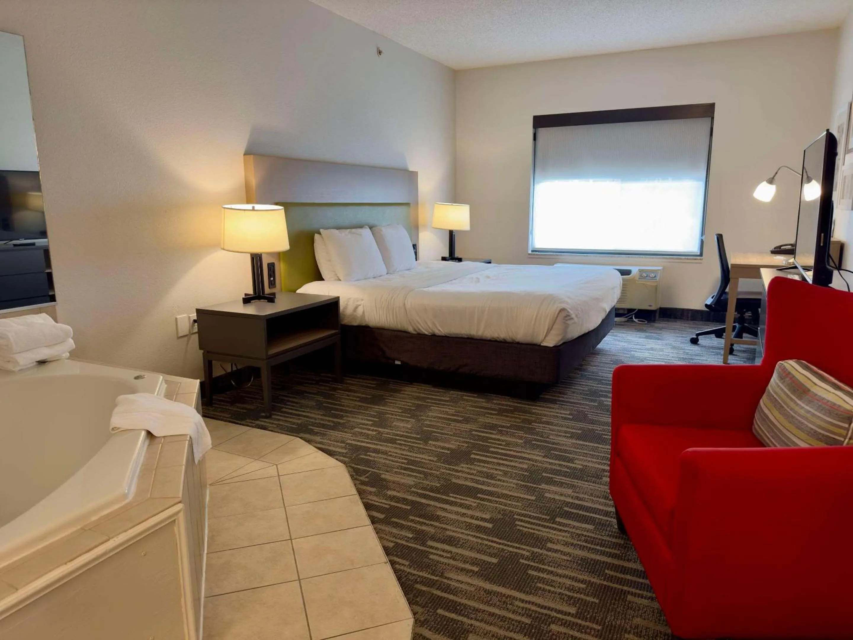 Bedroom, Bed in Country Inn & Suites by Radisson, Queensbury - Lake George , NY