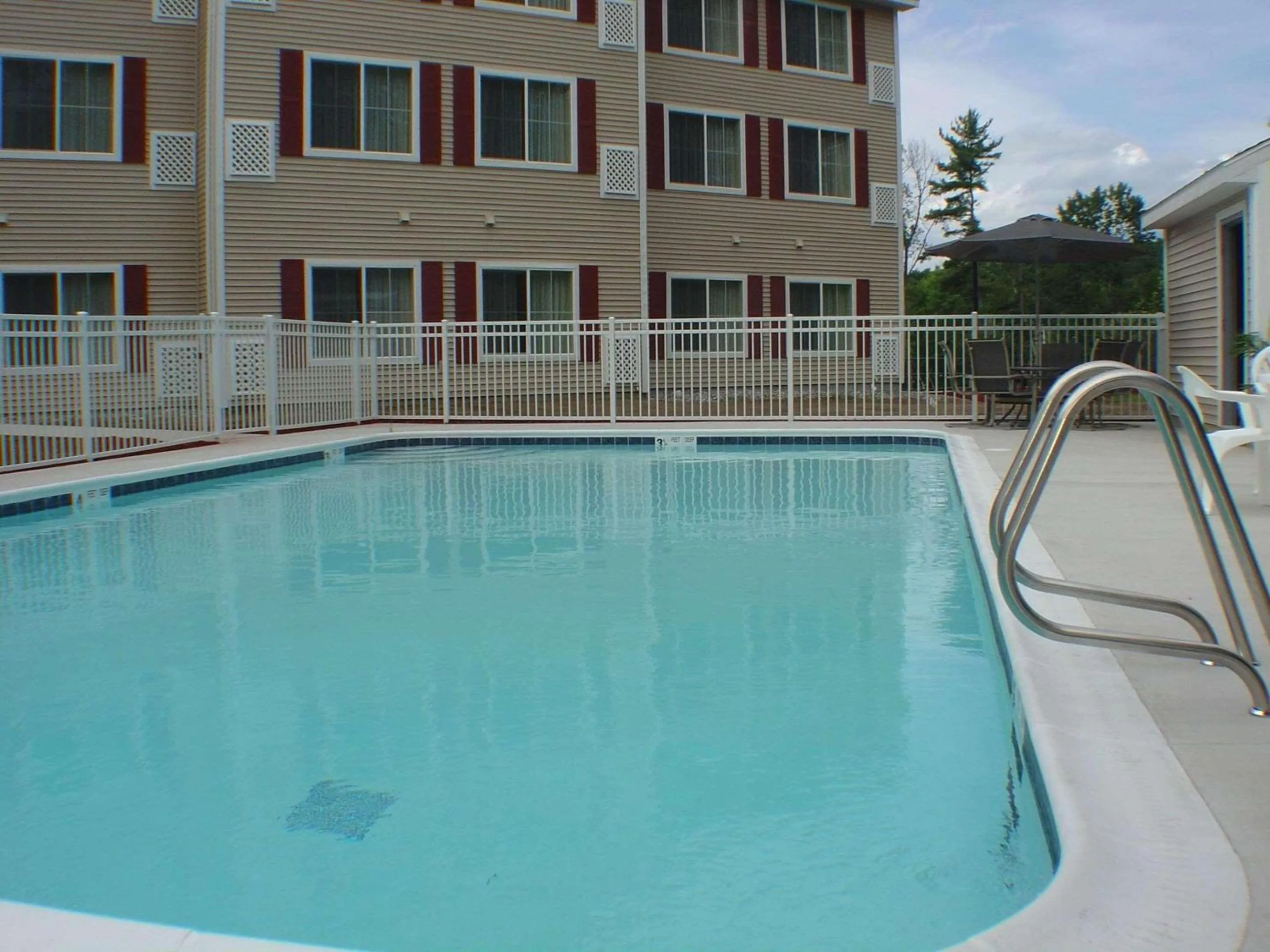 Swimming pool in Country Inn & Suites by Radisson, Queensbury - Lake George , NY