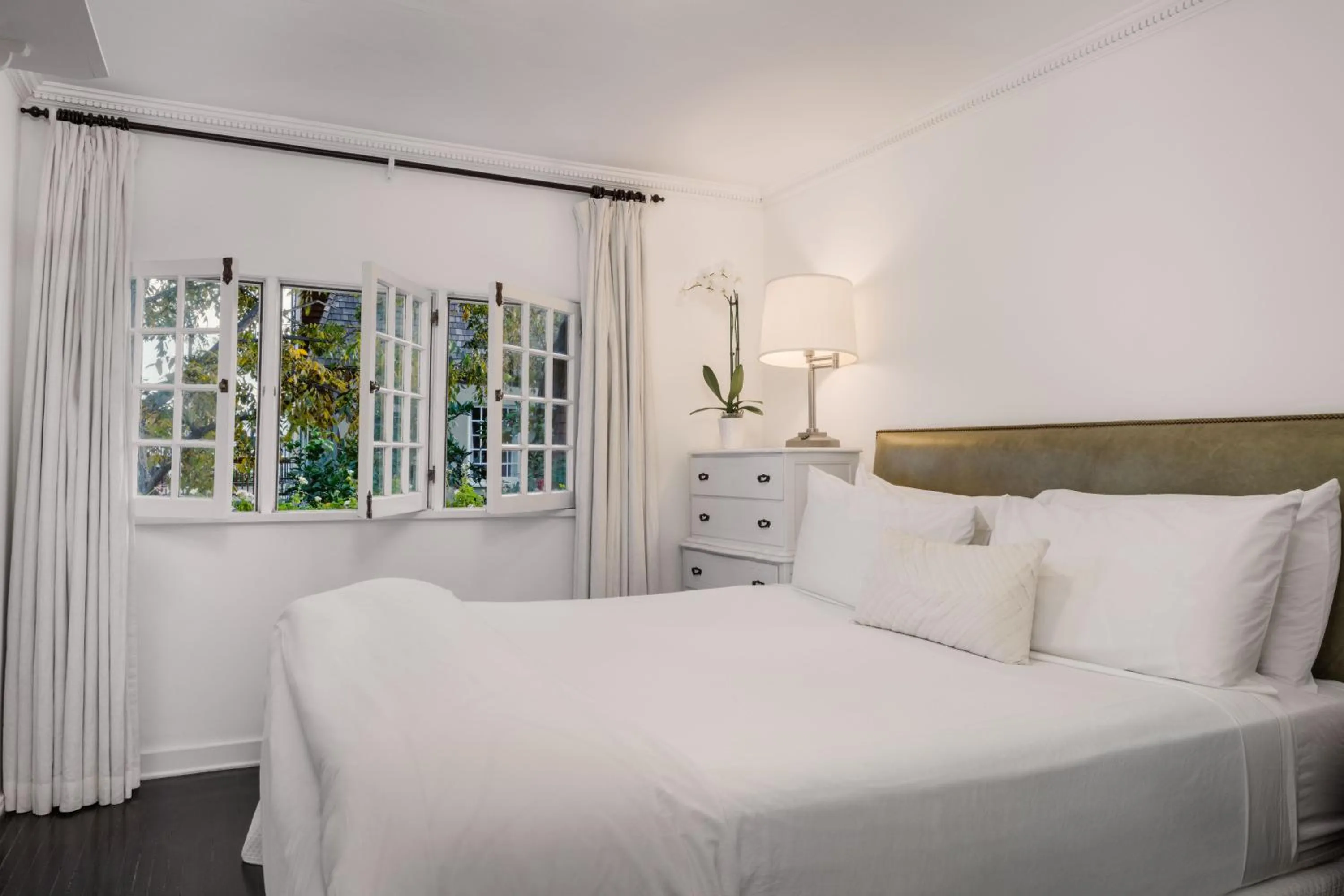 Bedroom, Bed in The Charlie West Hollywood