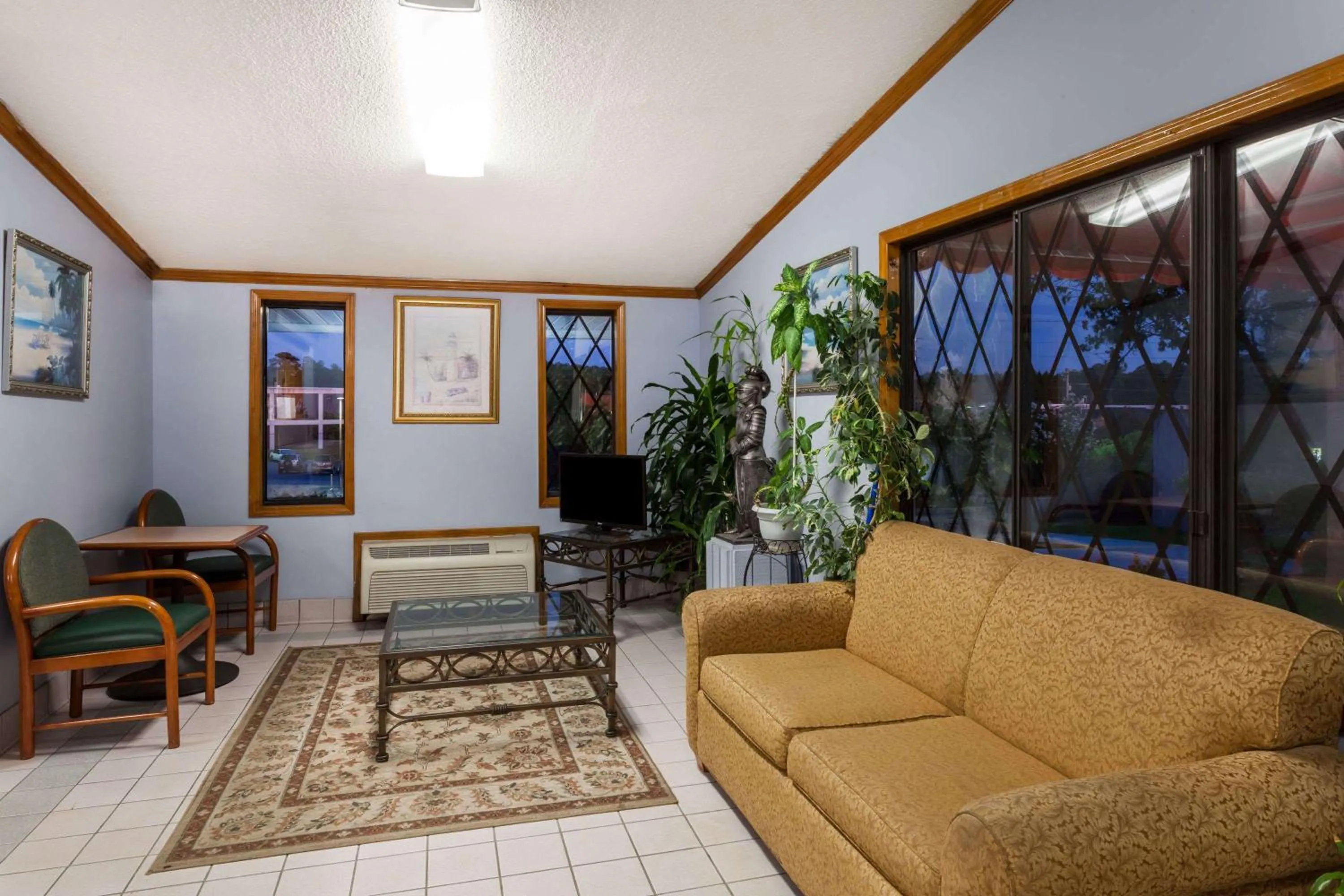 Property building in Knights Inn - Columbia