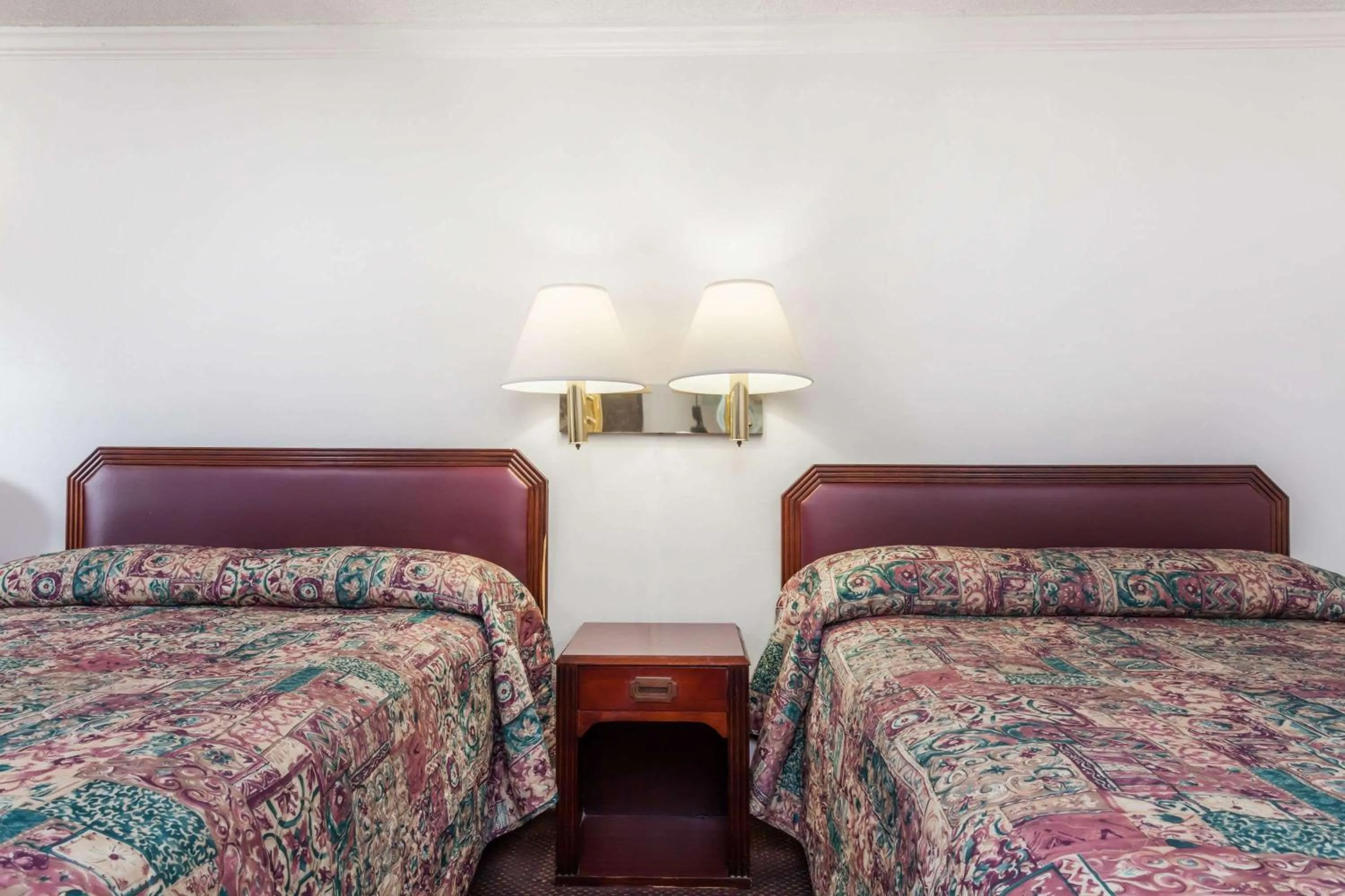 Photo of the whole room, Bed in Knights Inn - Columbia