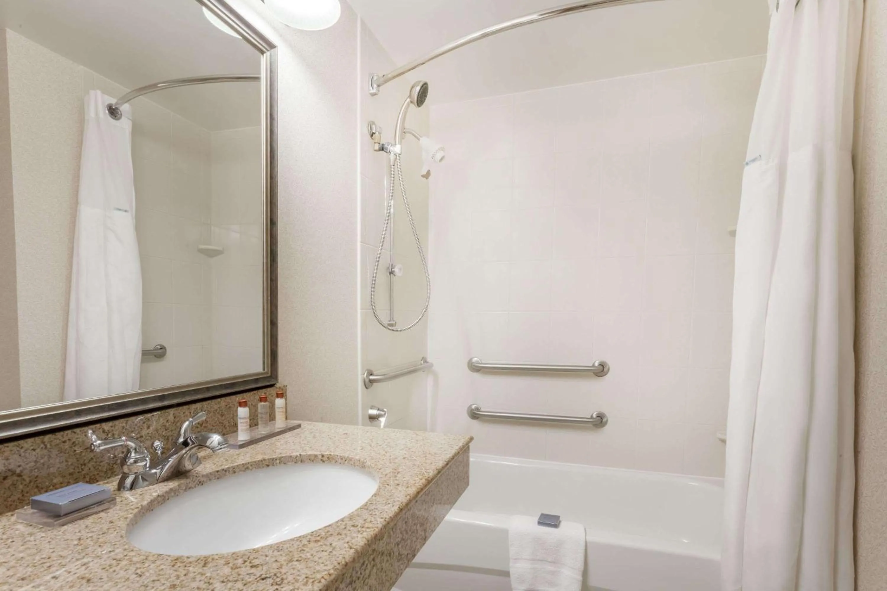 Photo of the whole room in Knights Inn - Columbia