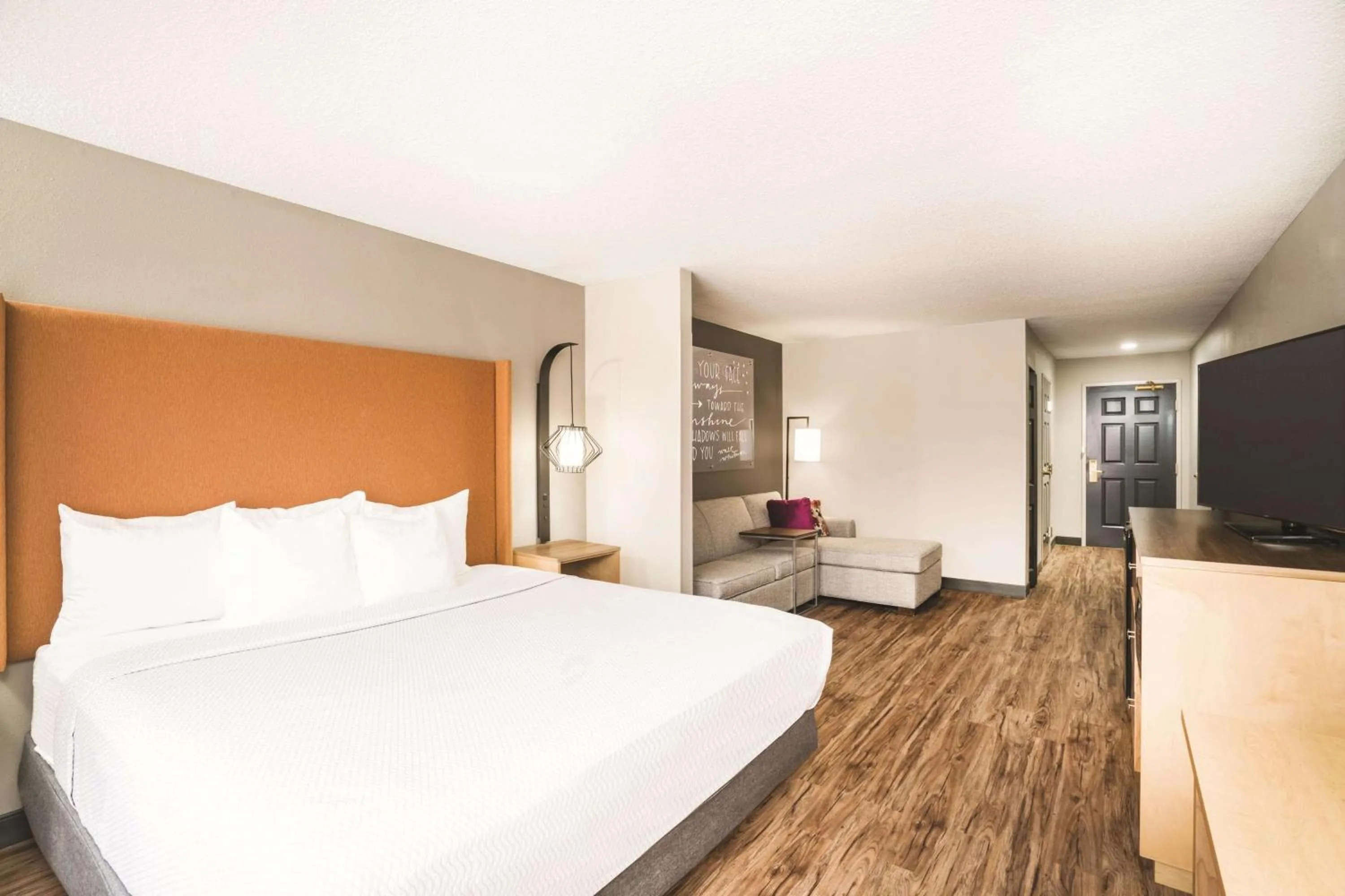 Photo of the whole room, Bed in La Quinta by Wyndham Chattanooga North - Hixson