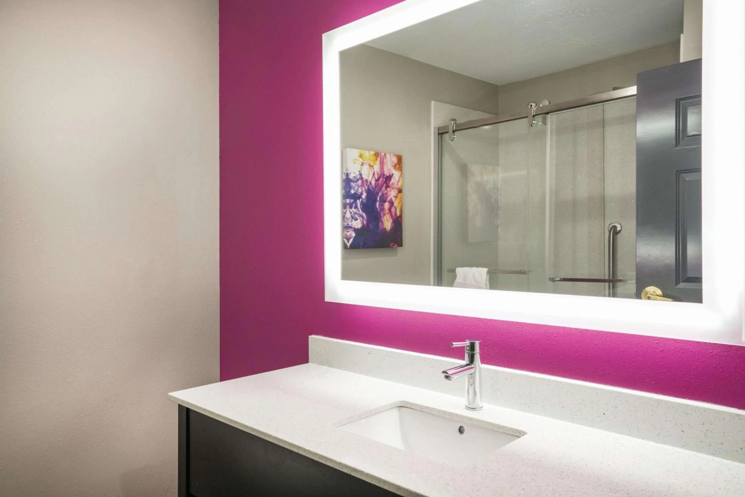 Photo of the whole room in La Quinta by Wyndham Chattanooga North - Hixson