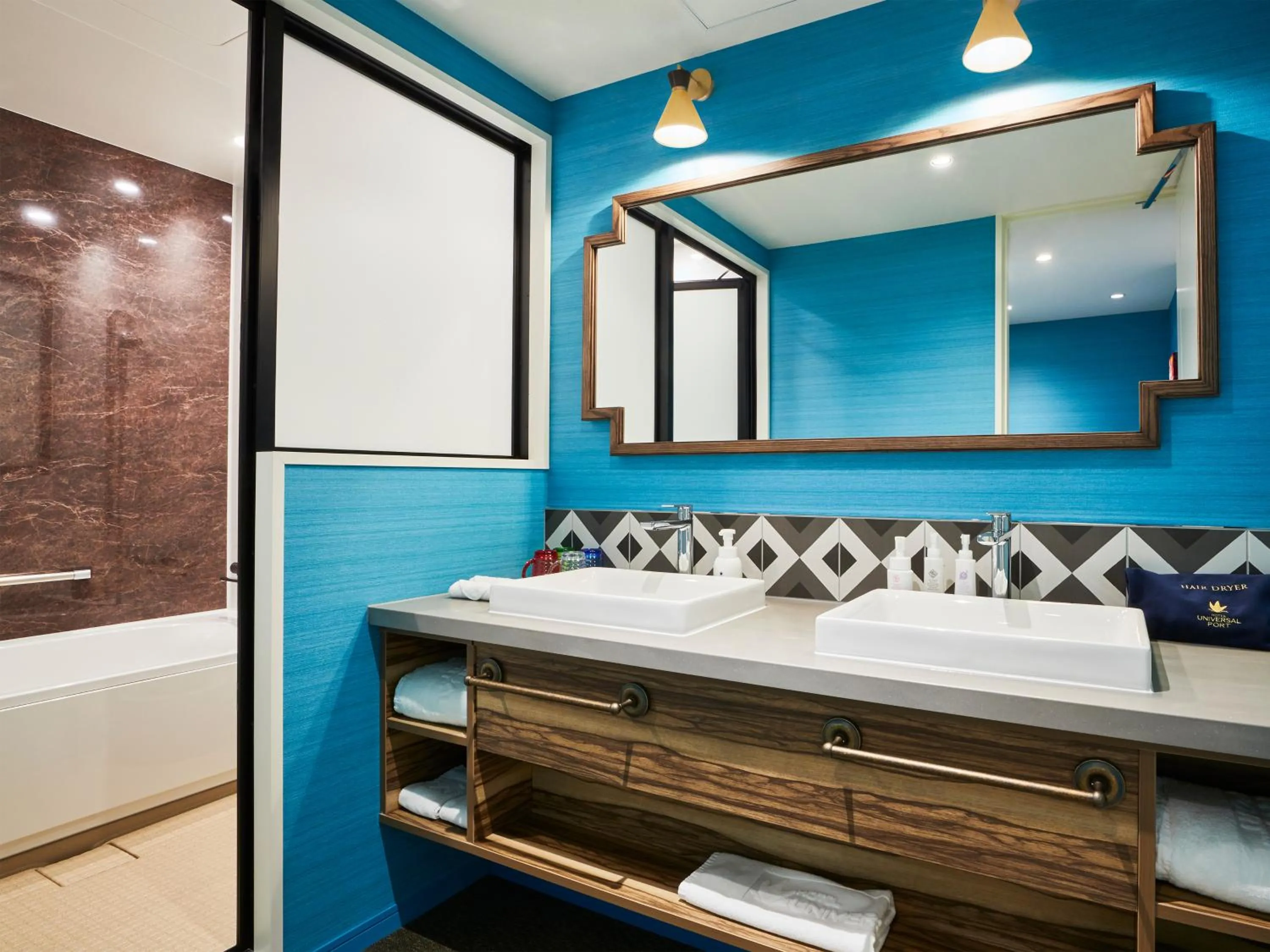 Bathroom, Bed in Hotel Universal Port