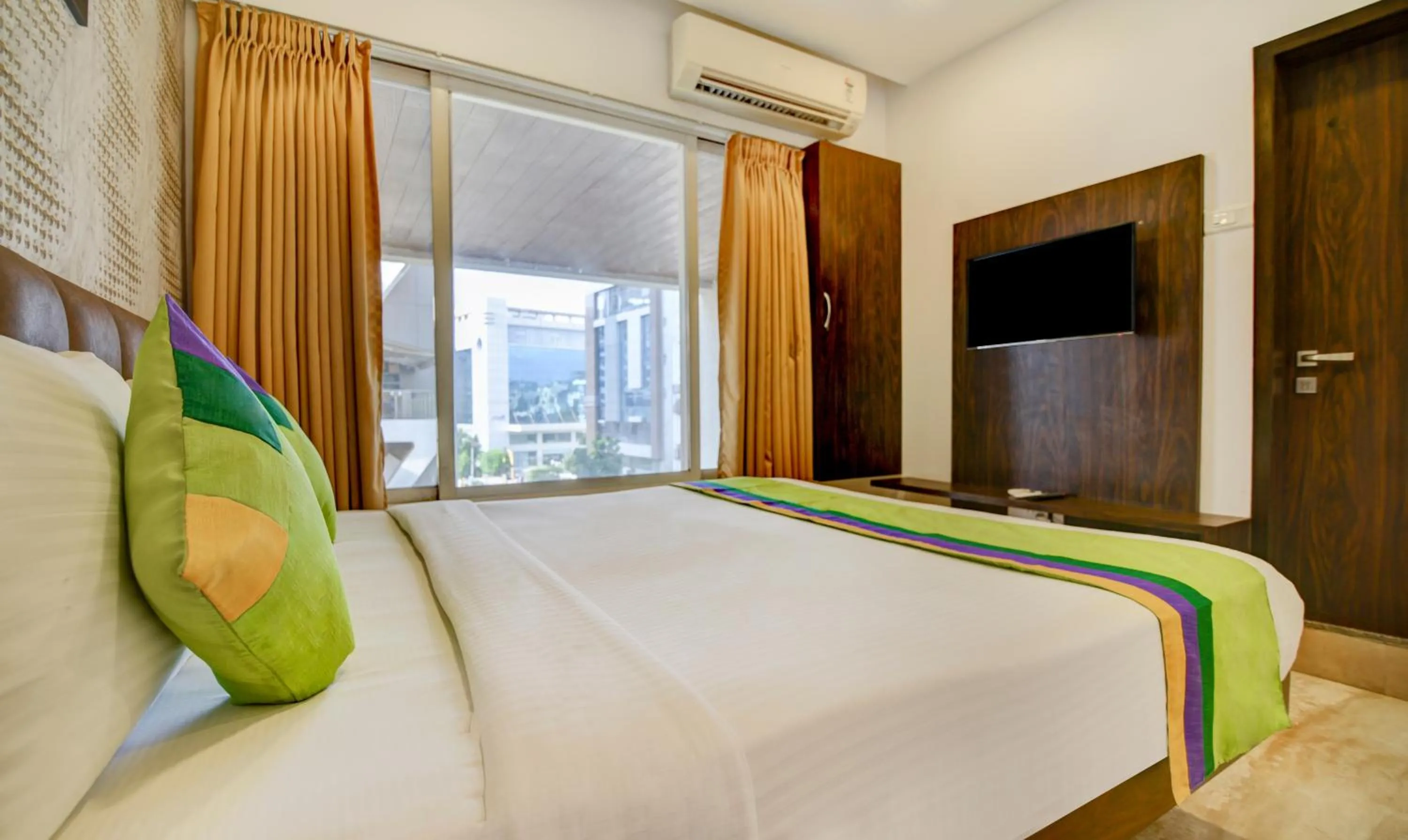 Bed in Treebo Kuval Inn