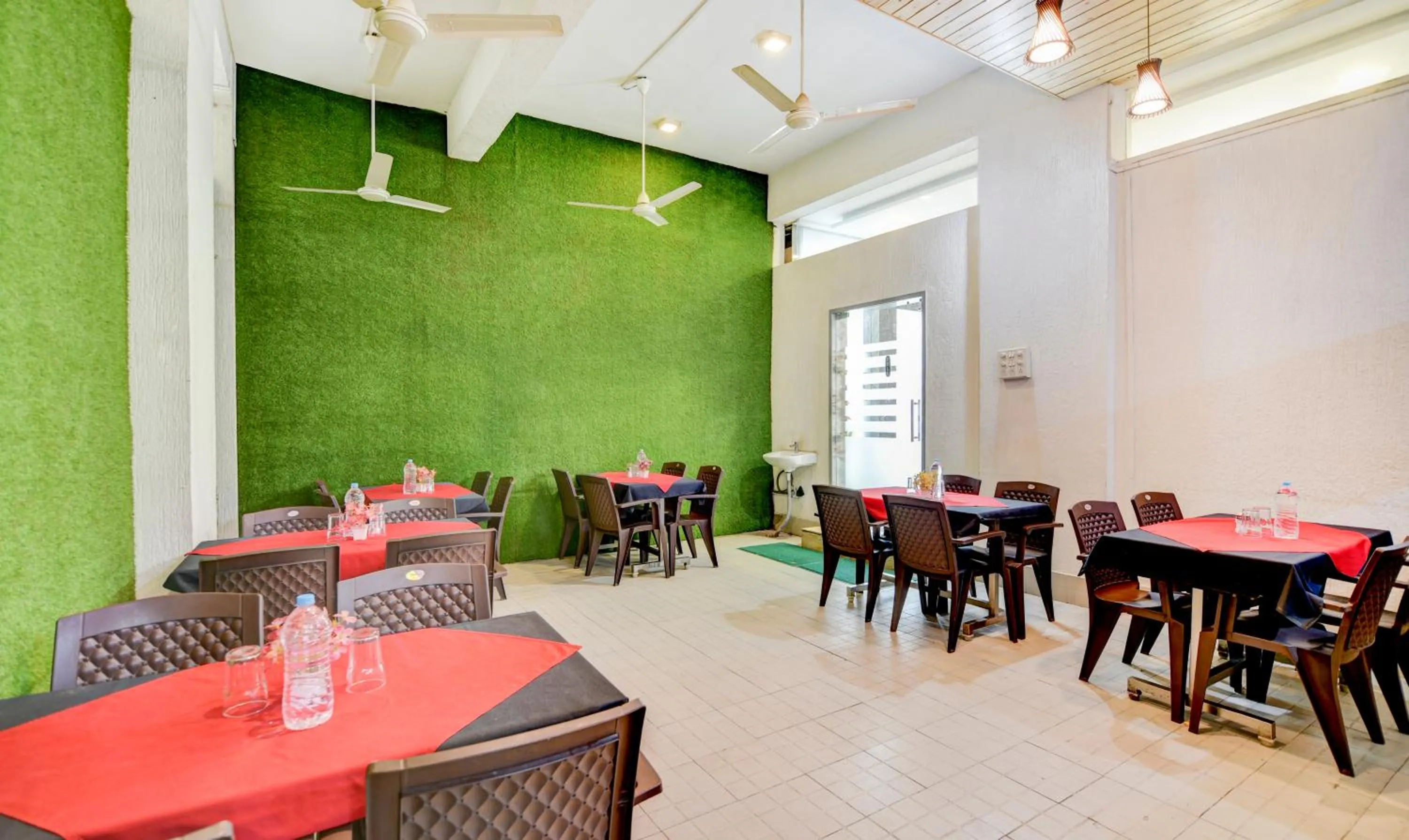 Restaurant/places to eat in Treebo Kuval Inn