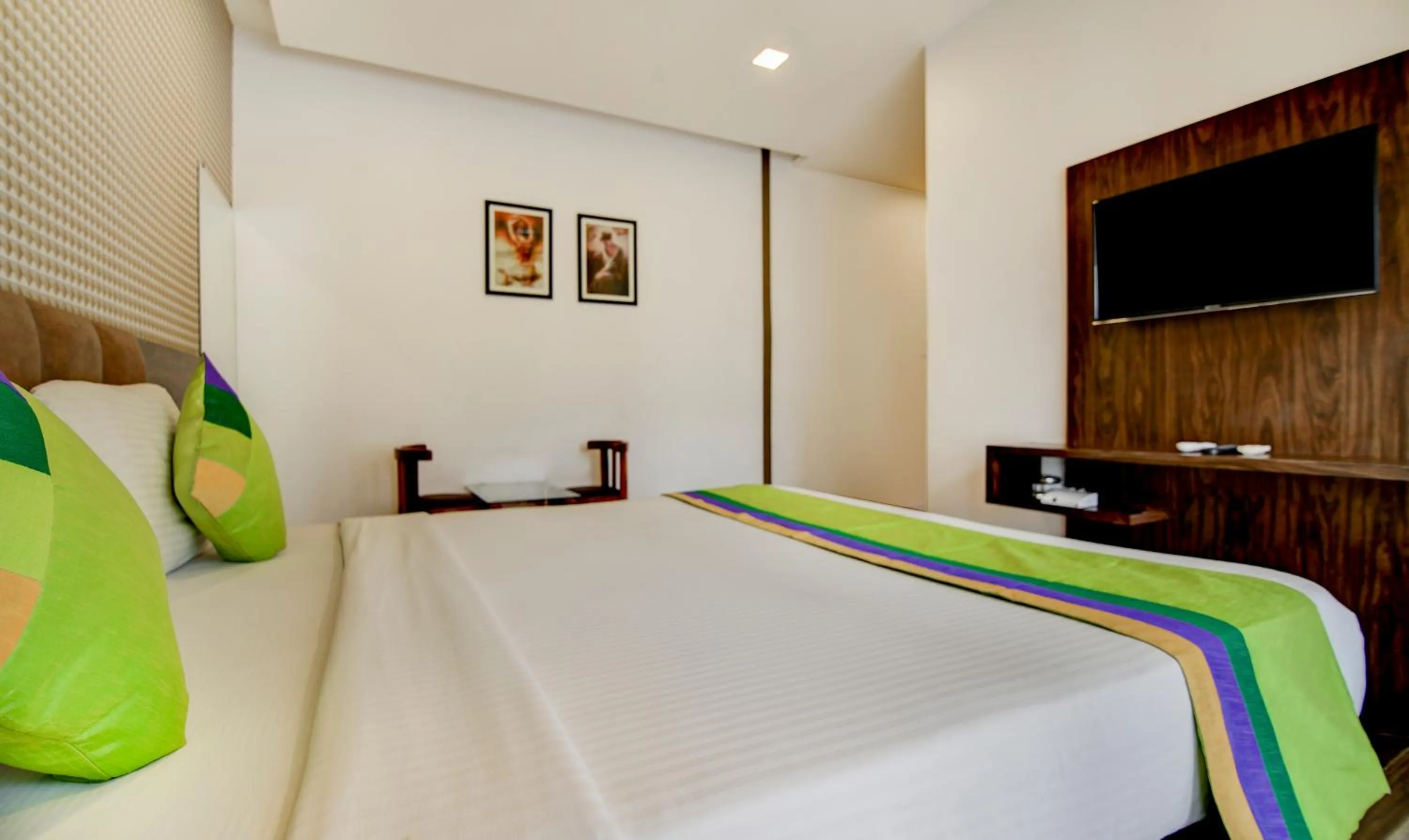 Bed in Treebo Kuval Inn