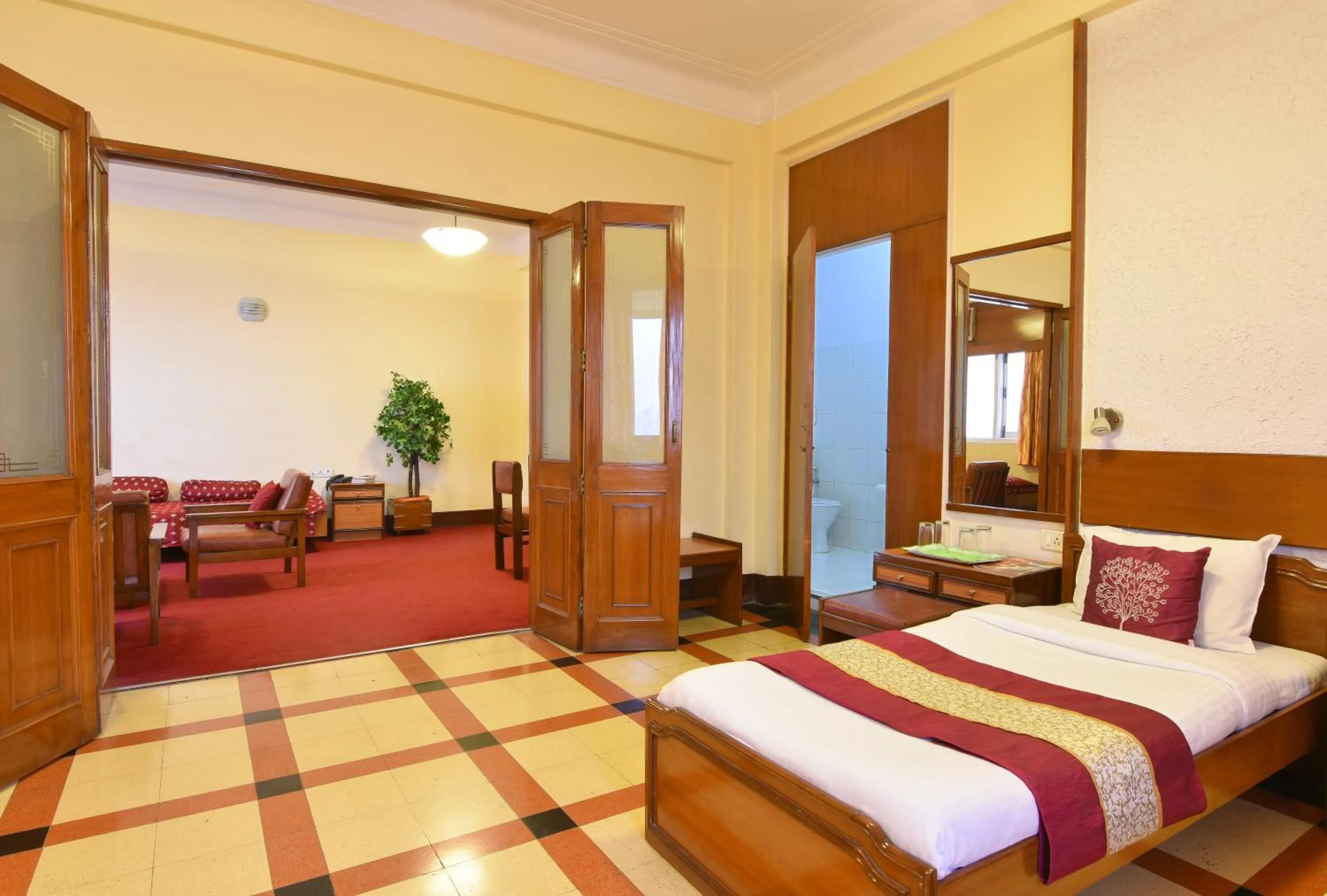 Queen’s Necklace Suite in Sea Green Hotel