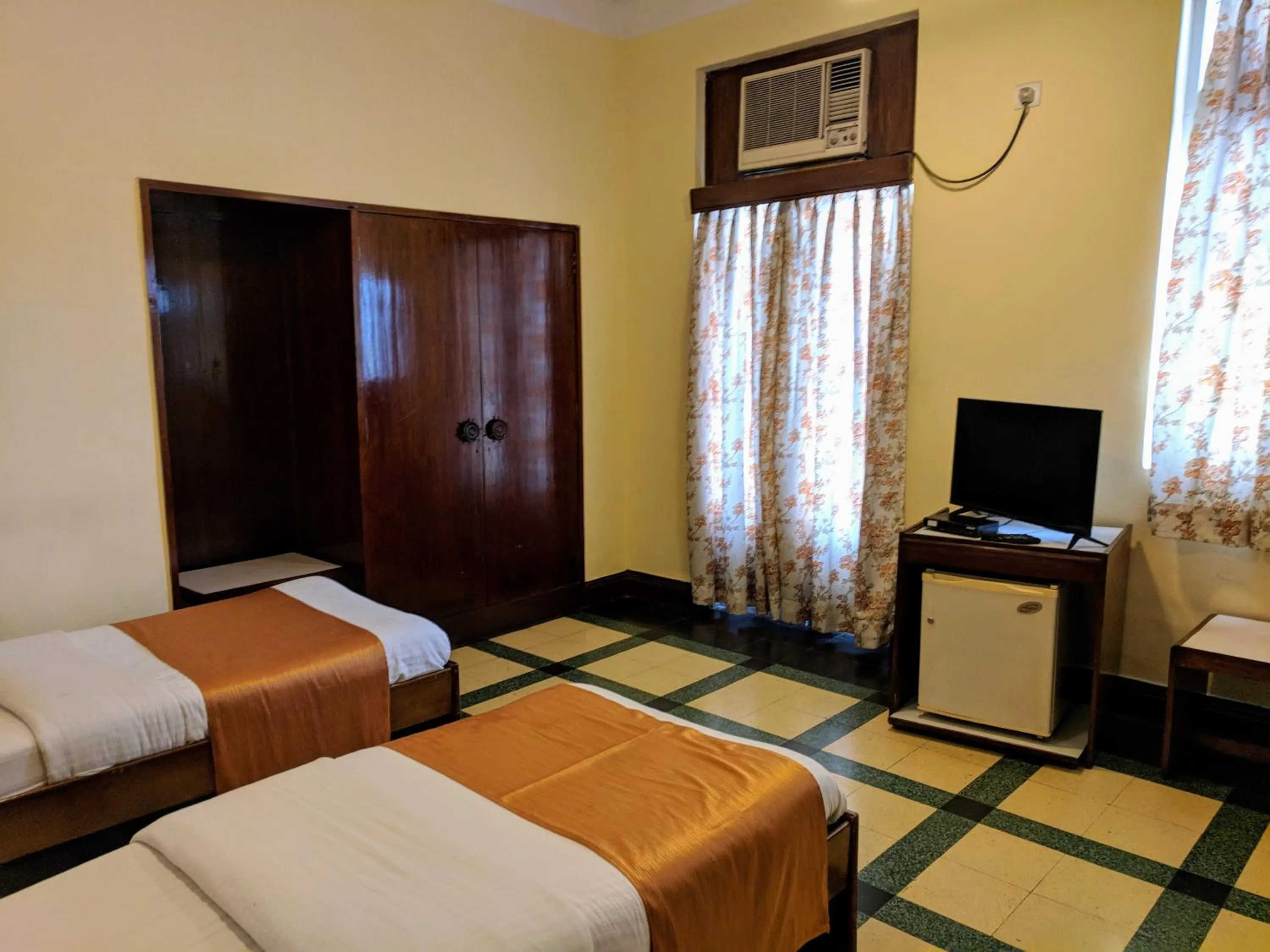 Photo of the whole room, Bed in Sea Green South Hotel