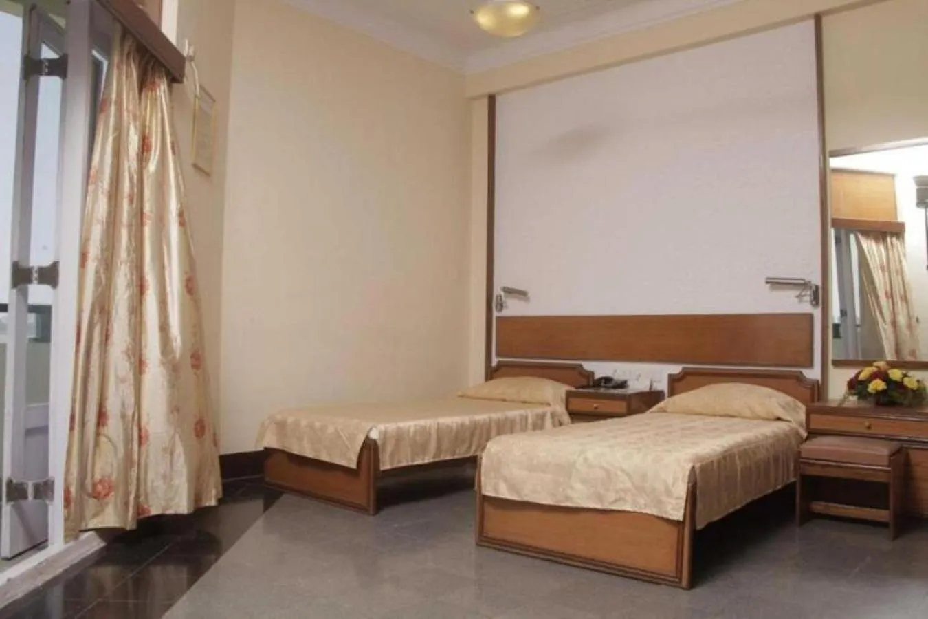 Bed in Sea Green South Hotel