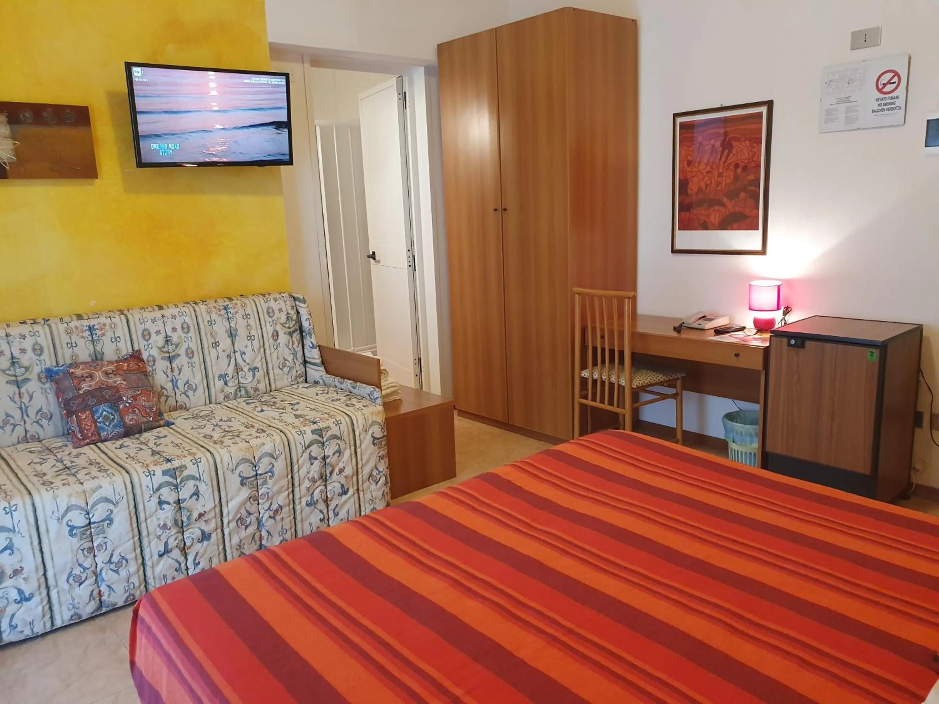 TV and multimedia, Bed in Hotel Nuova Graziosa