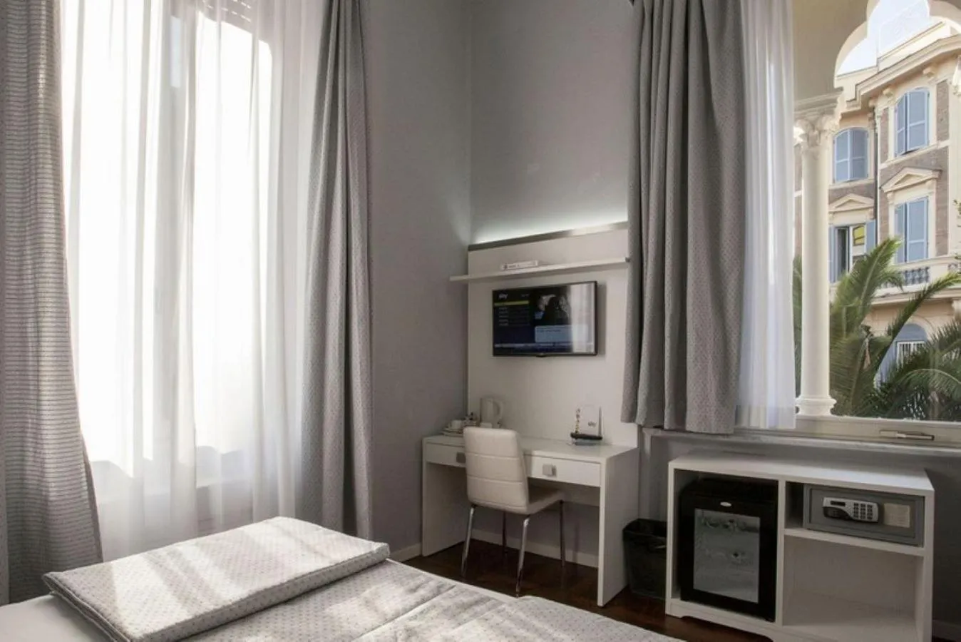 Inner courtyard view, Bed in Relais Villa Coppedè