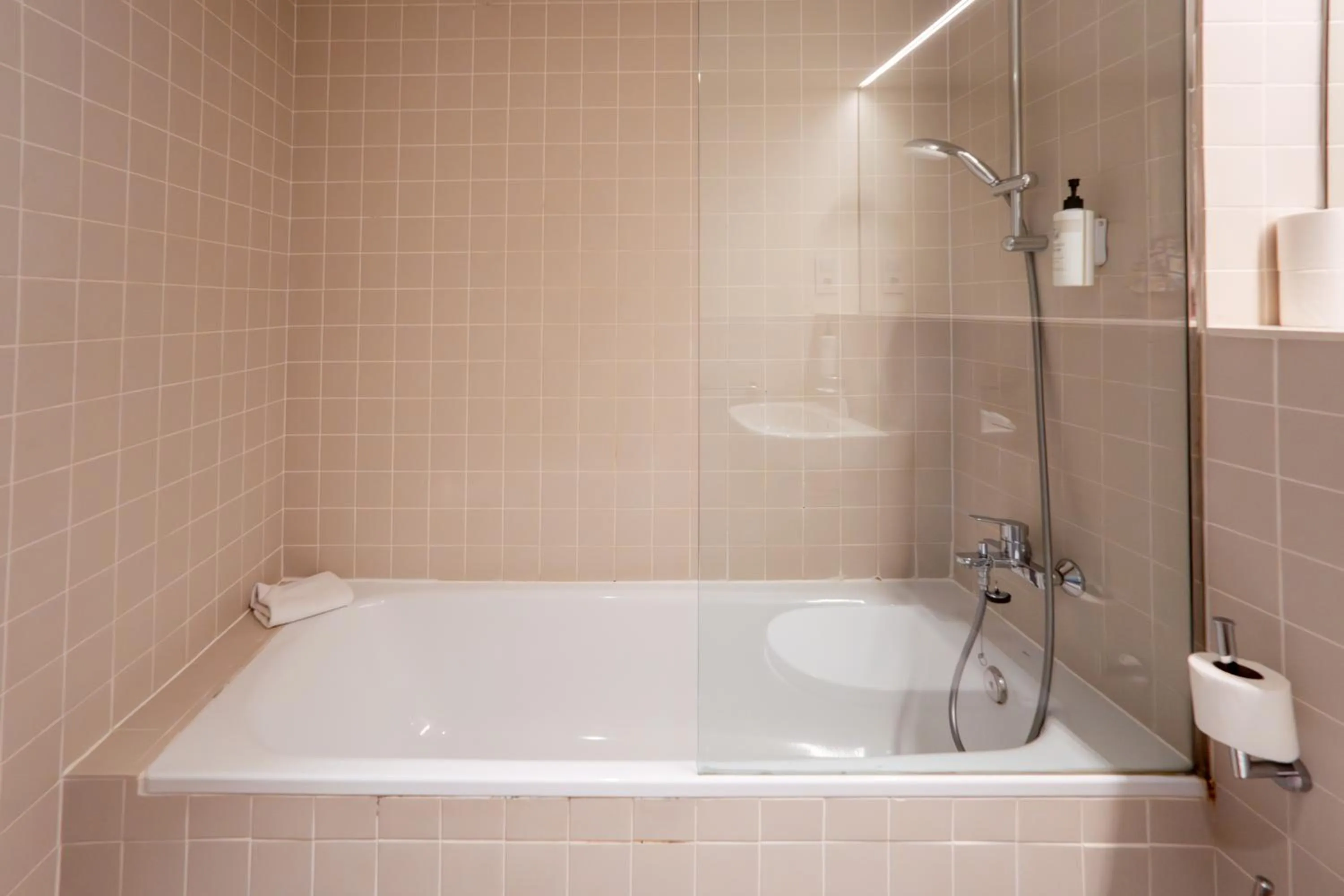 Shower in easyHotel Barcelona Fira