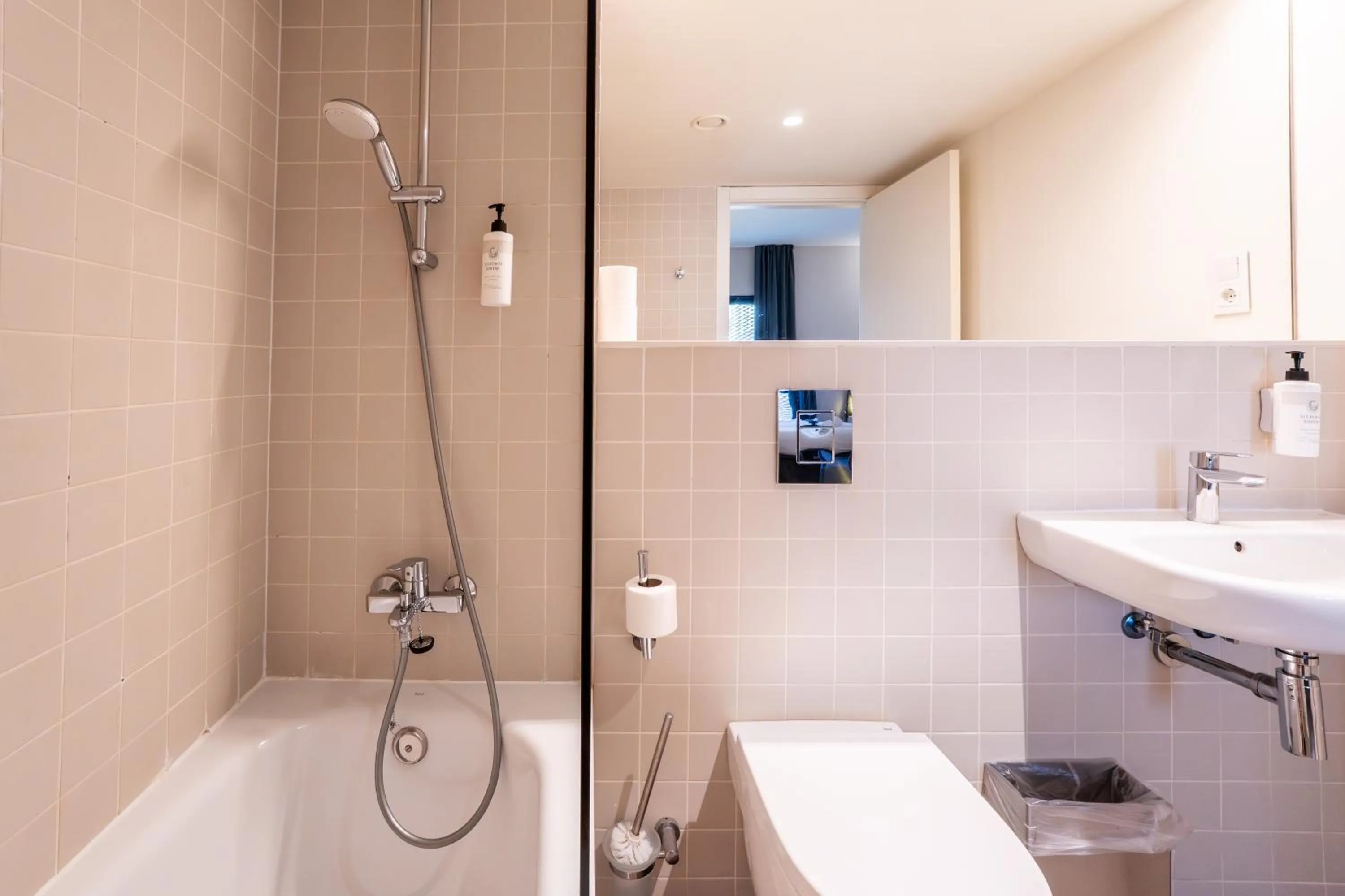 Shower in easyHotel Barcelona Fira