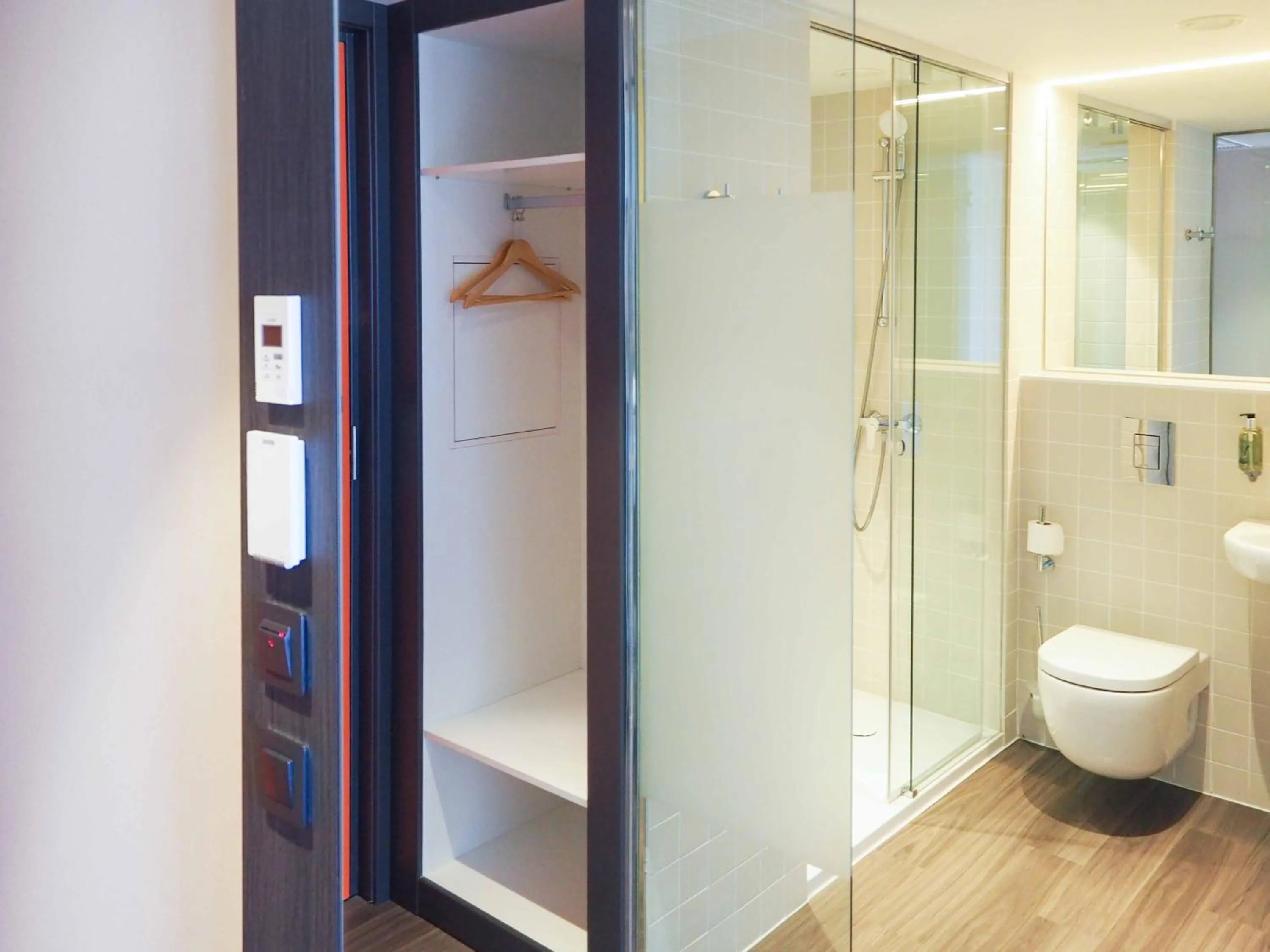 Shower in easyHotel Barcelona Fira