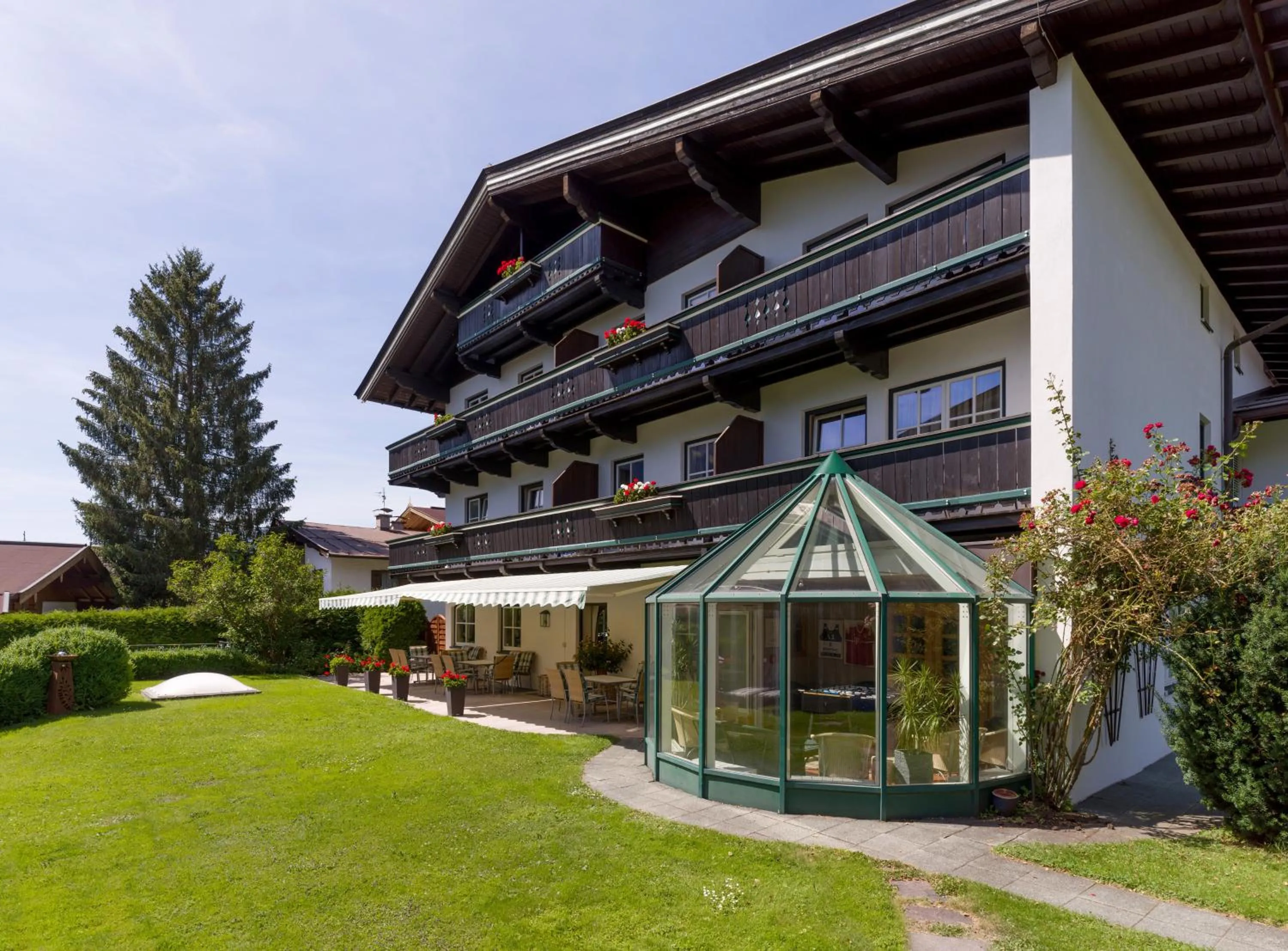 Property building in Alpen Glück Hotel Villa Lisa garni