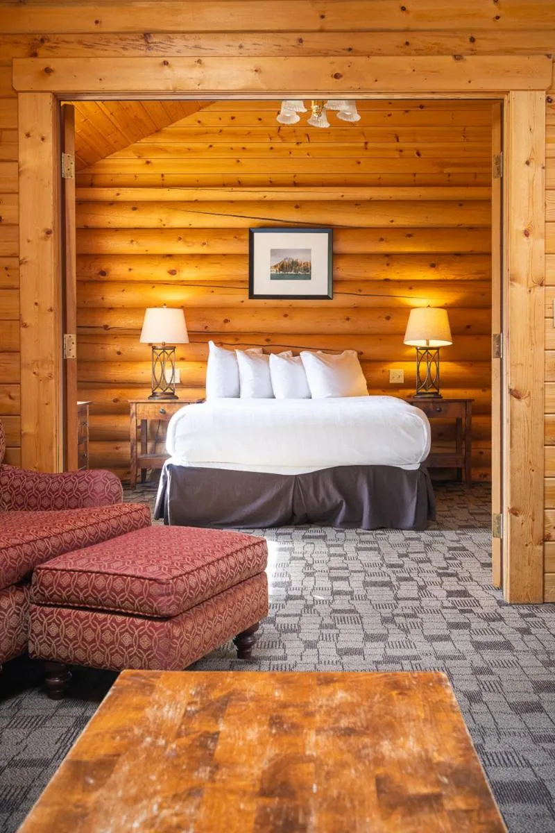Living room, Bed in Castle Mountain Chalets