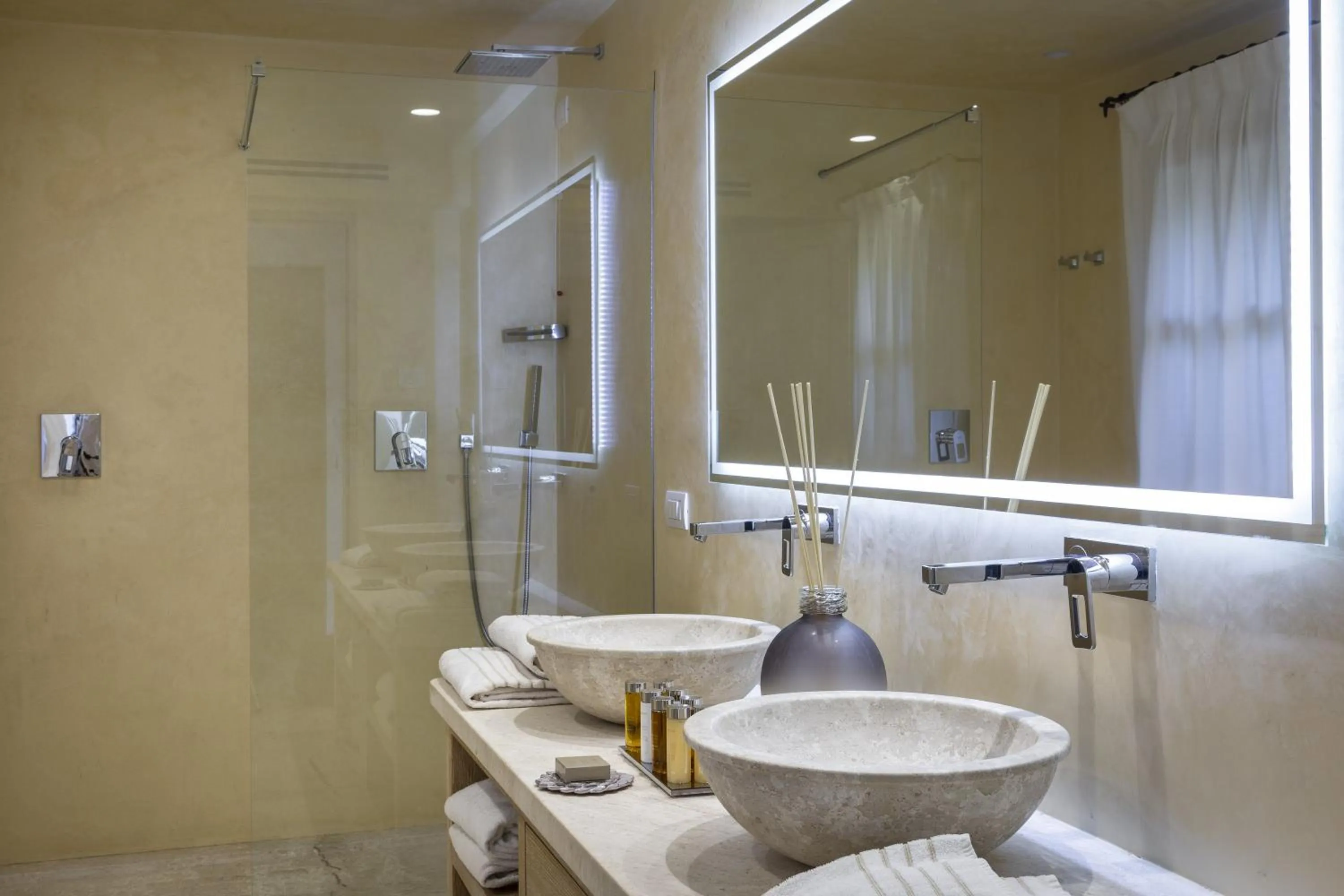 Toilet in Hotel Li Finistreddi