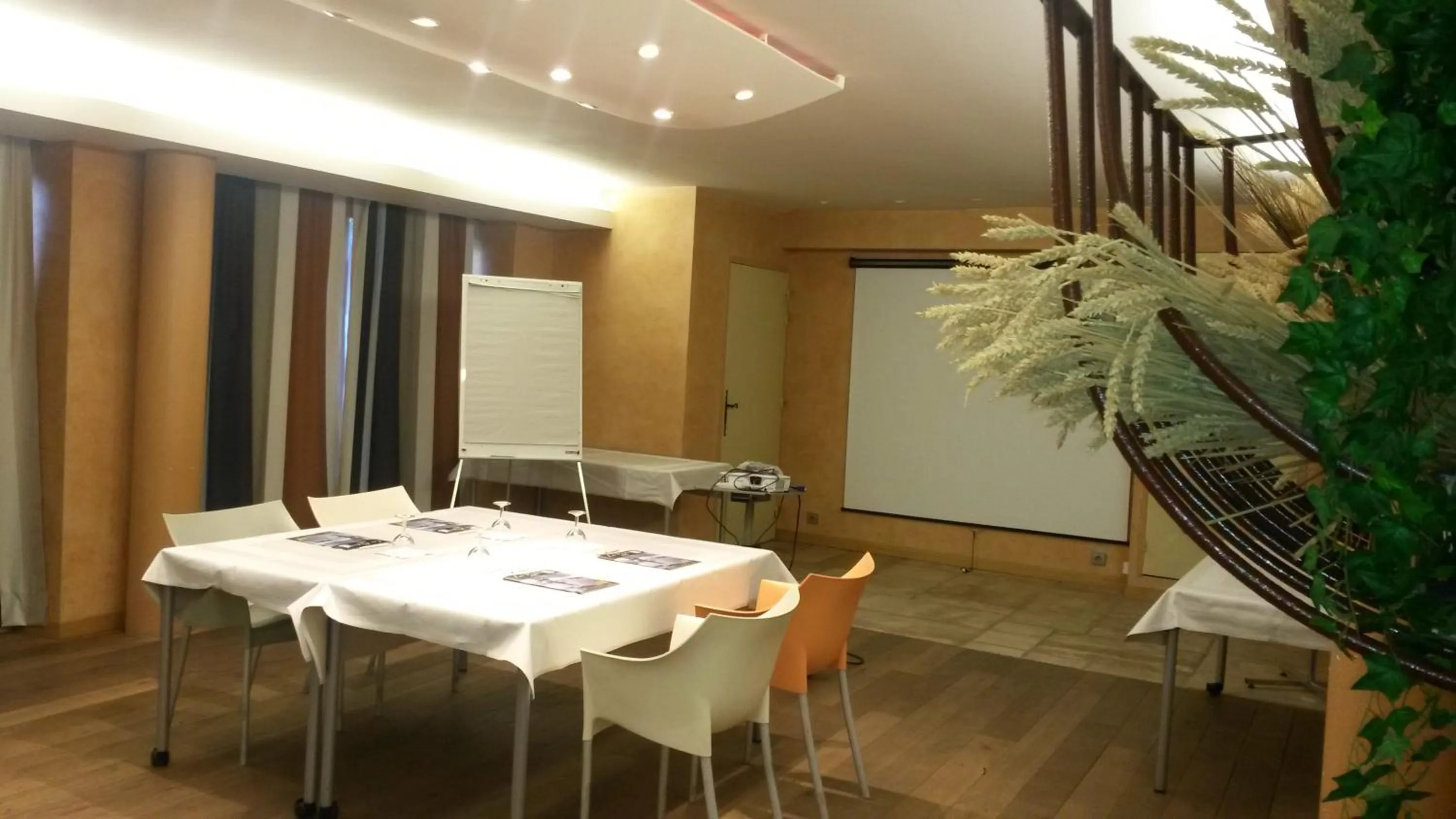 Business facilities in Logis Hôtel Les Pages