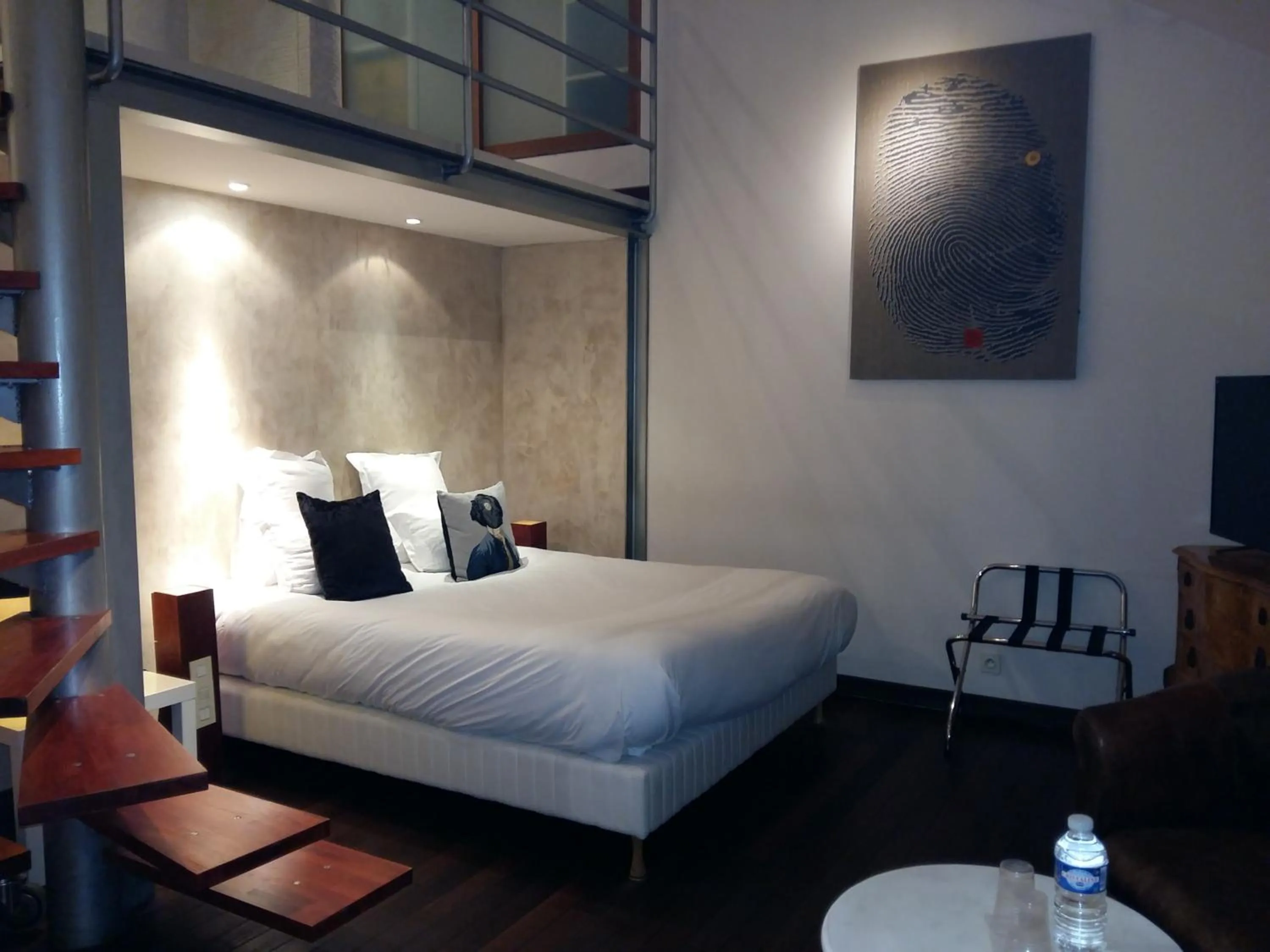 Bed in Logis Hôtel Les Pages