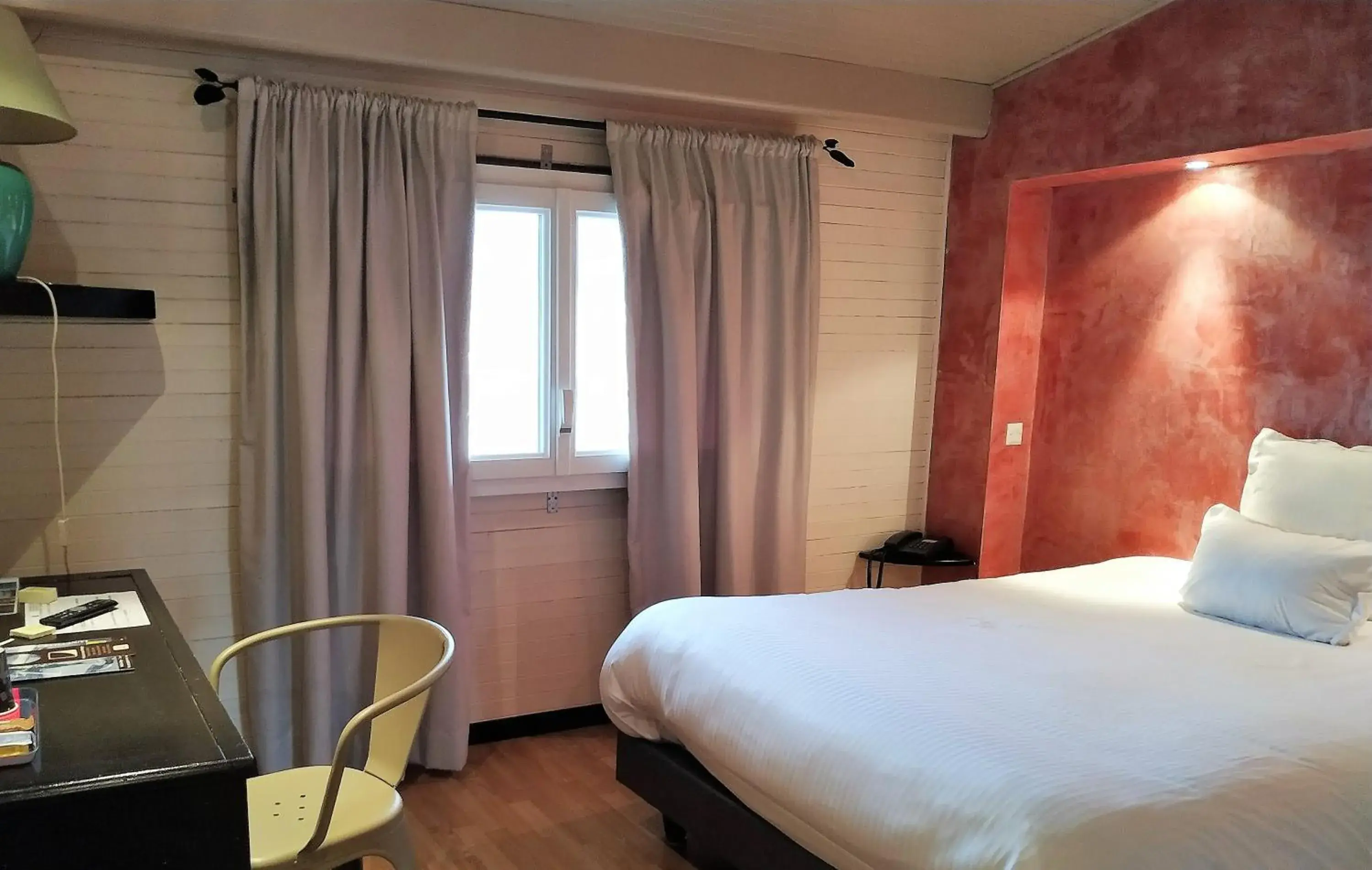 Single Room in Logis Hôtel Les Pages Single Room in Logis Hôtel Les Pages