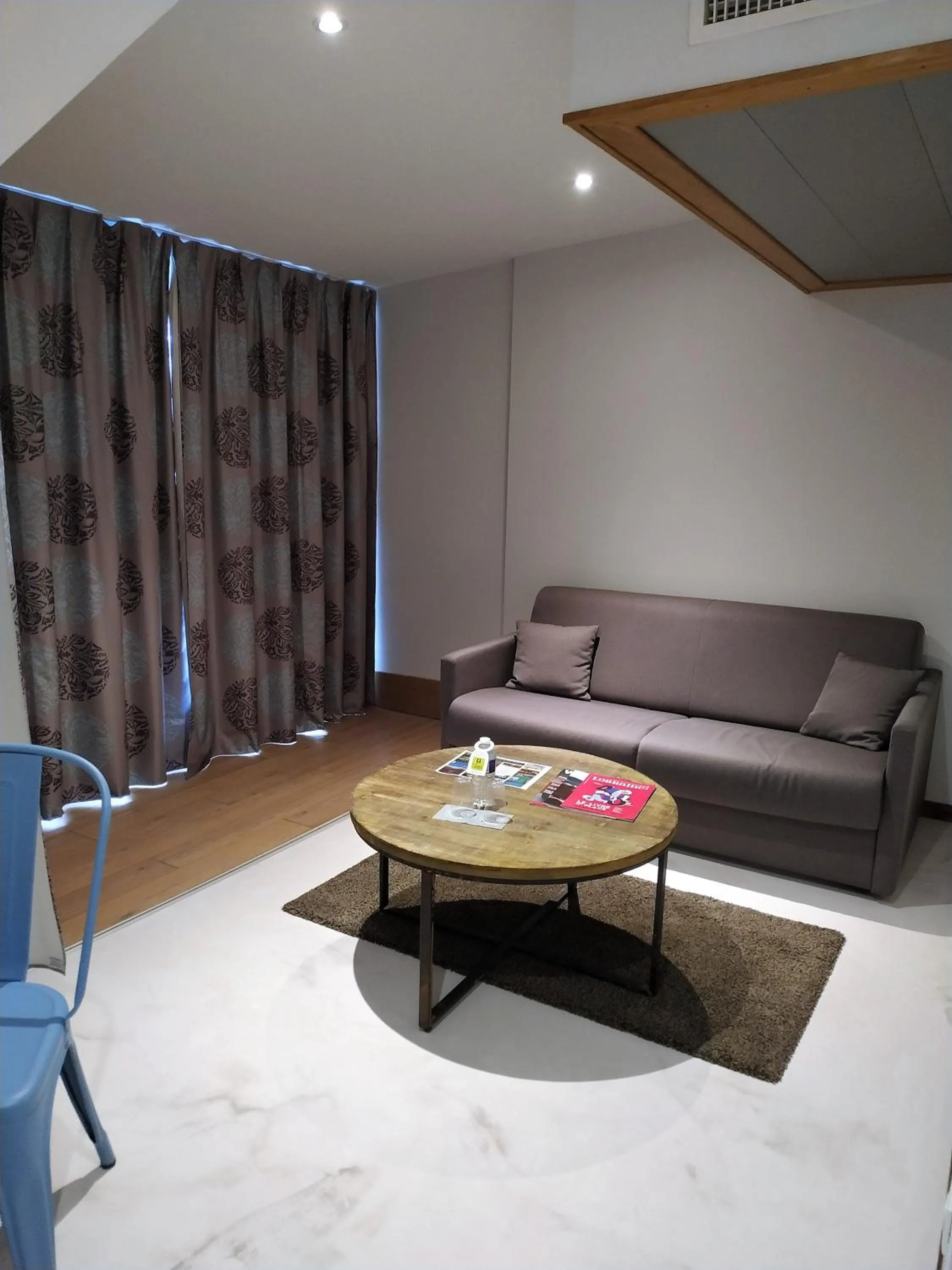 Living room in Logis Hôtel Les Pages