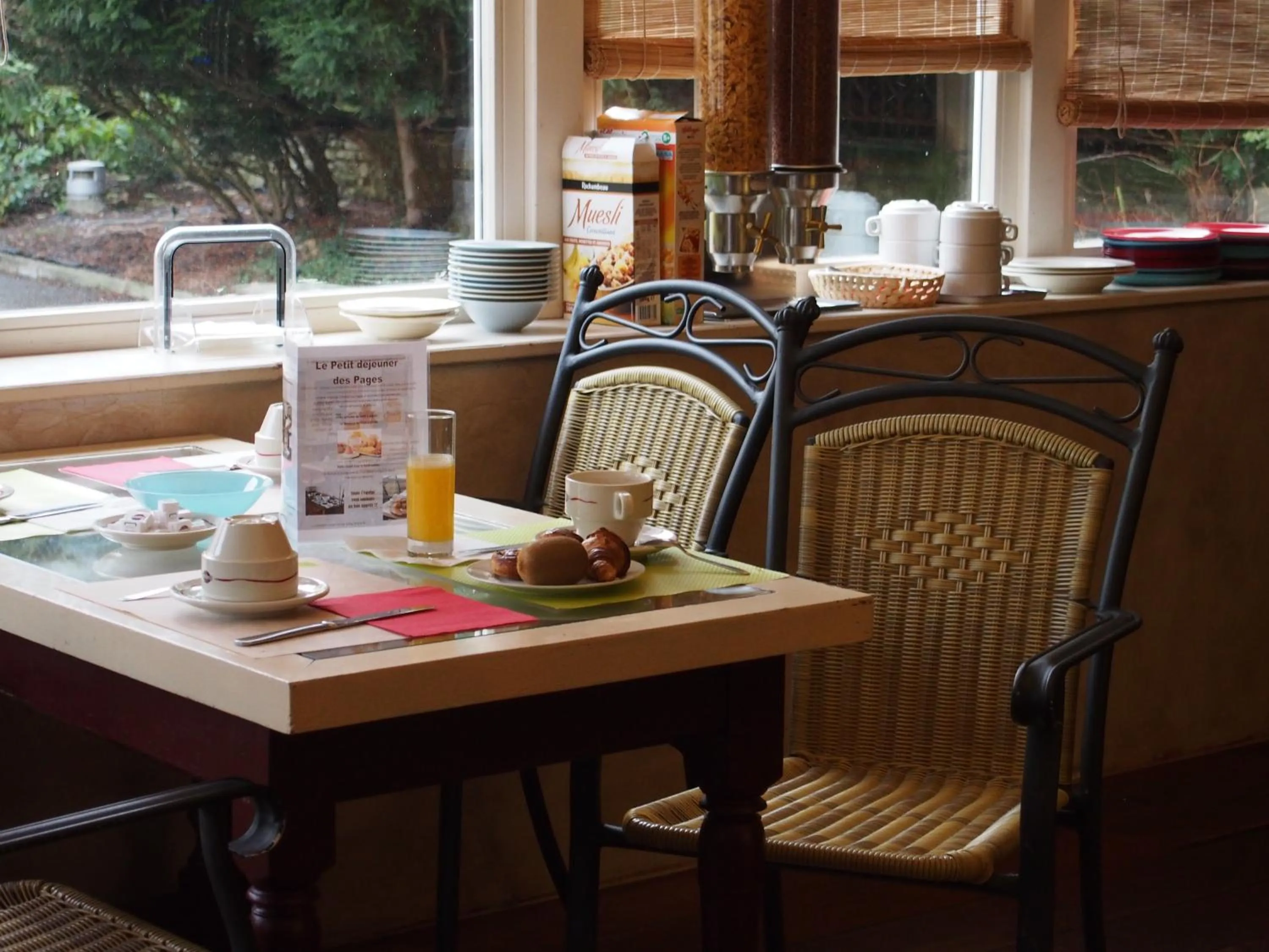 Restaurant/places to eat in Logis Hôtel Les Pages