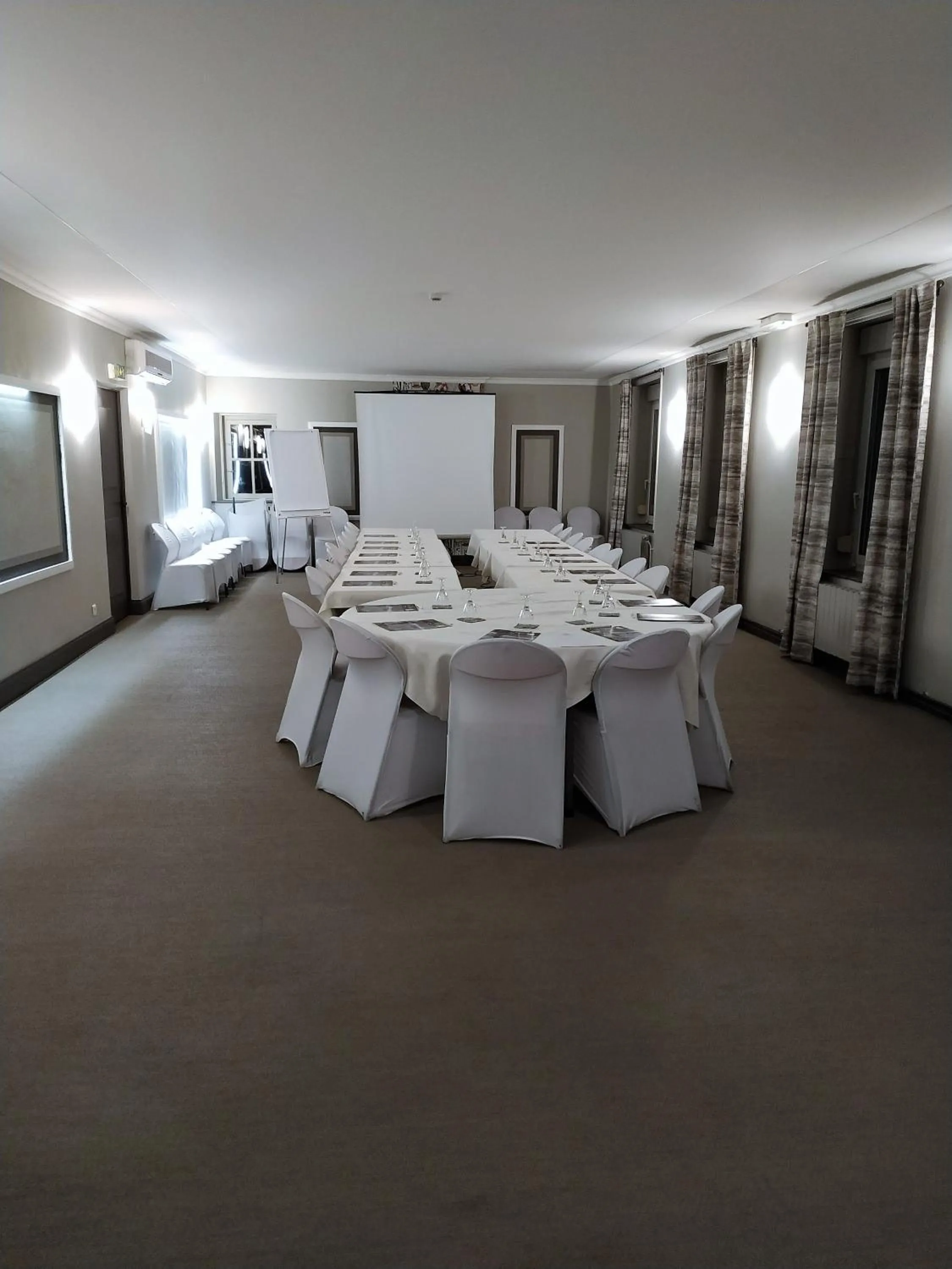 Restaurant/places to eat in Logis Hôtel Les Pages