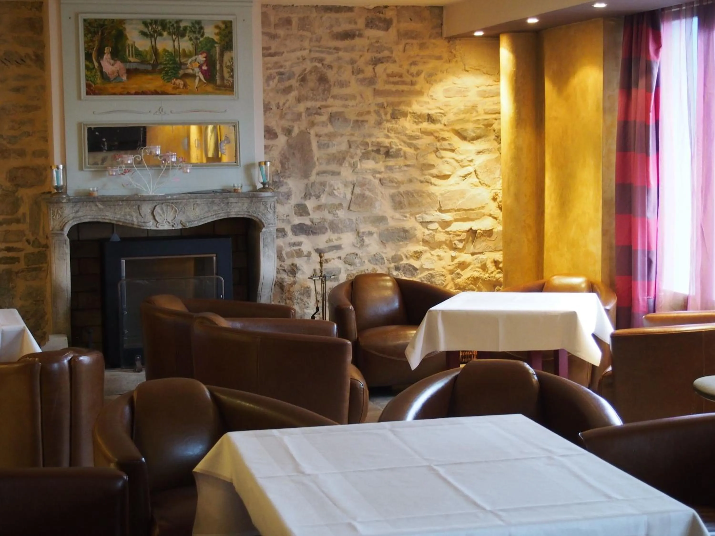 Lounge or bar in Logis Hôtel Les Pages