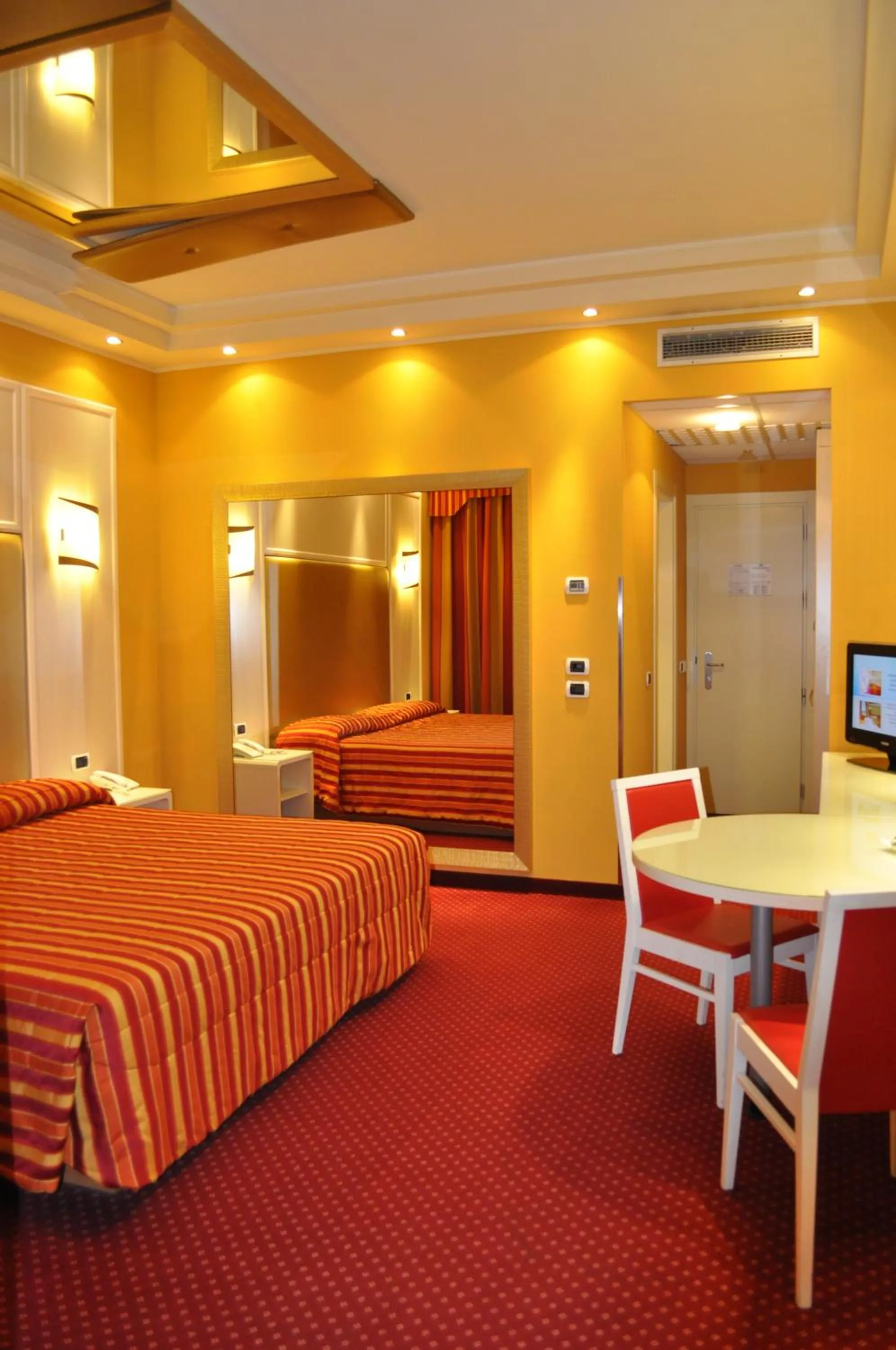 Bedroom, Bed in Hotel Motel 2