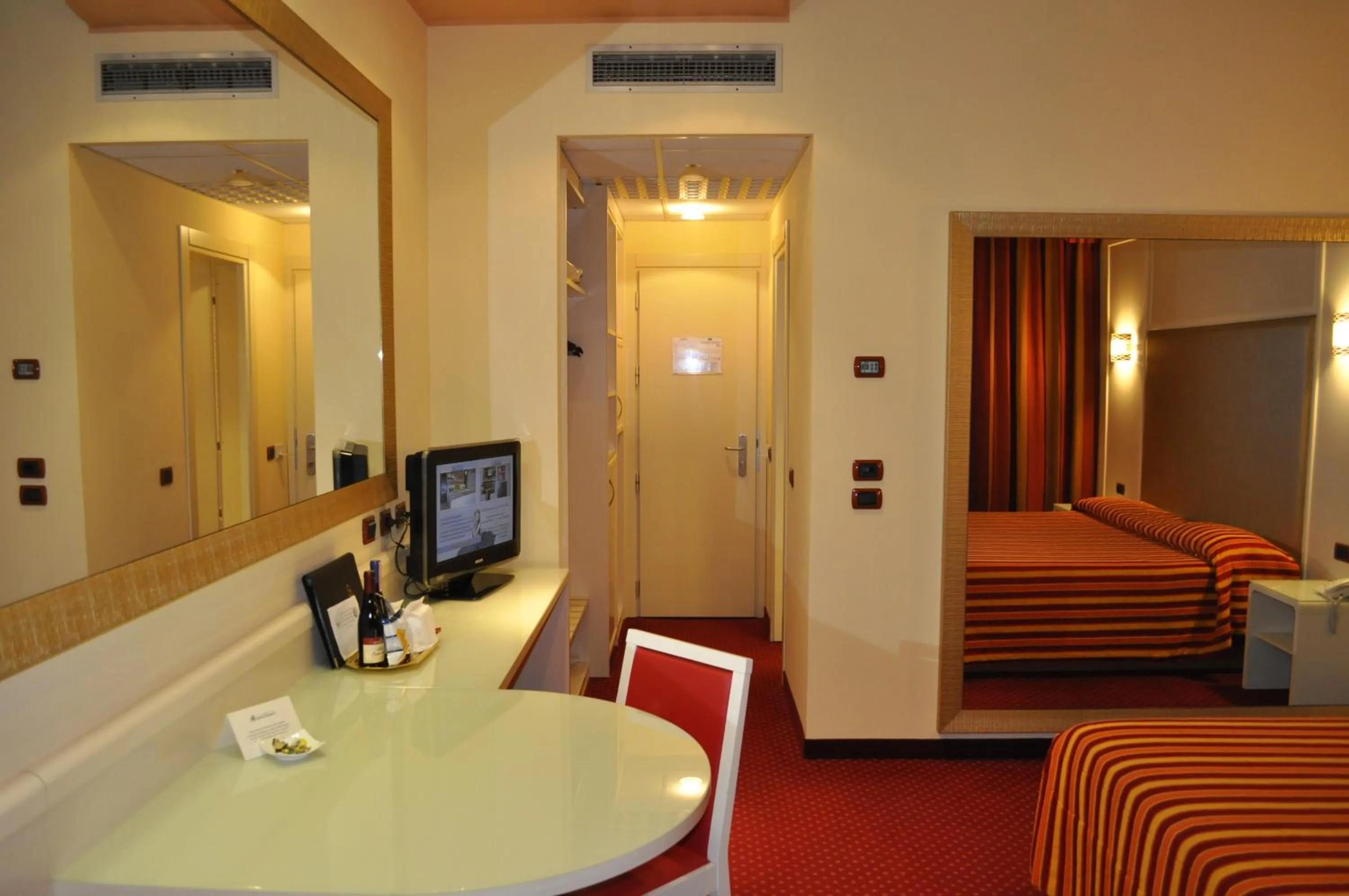 Bedroom, Bed in Hotel Motel 2