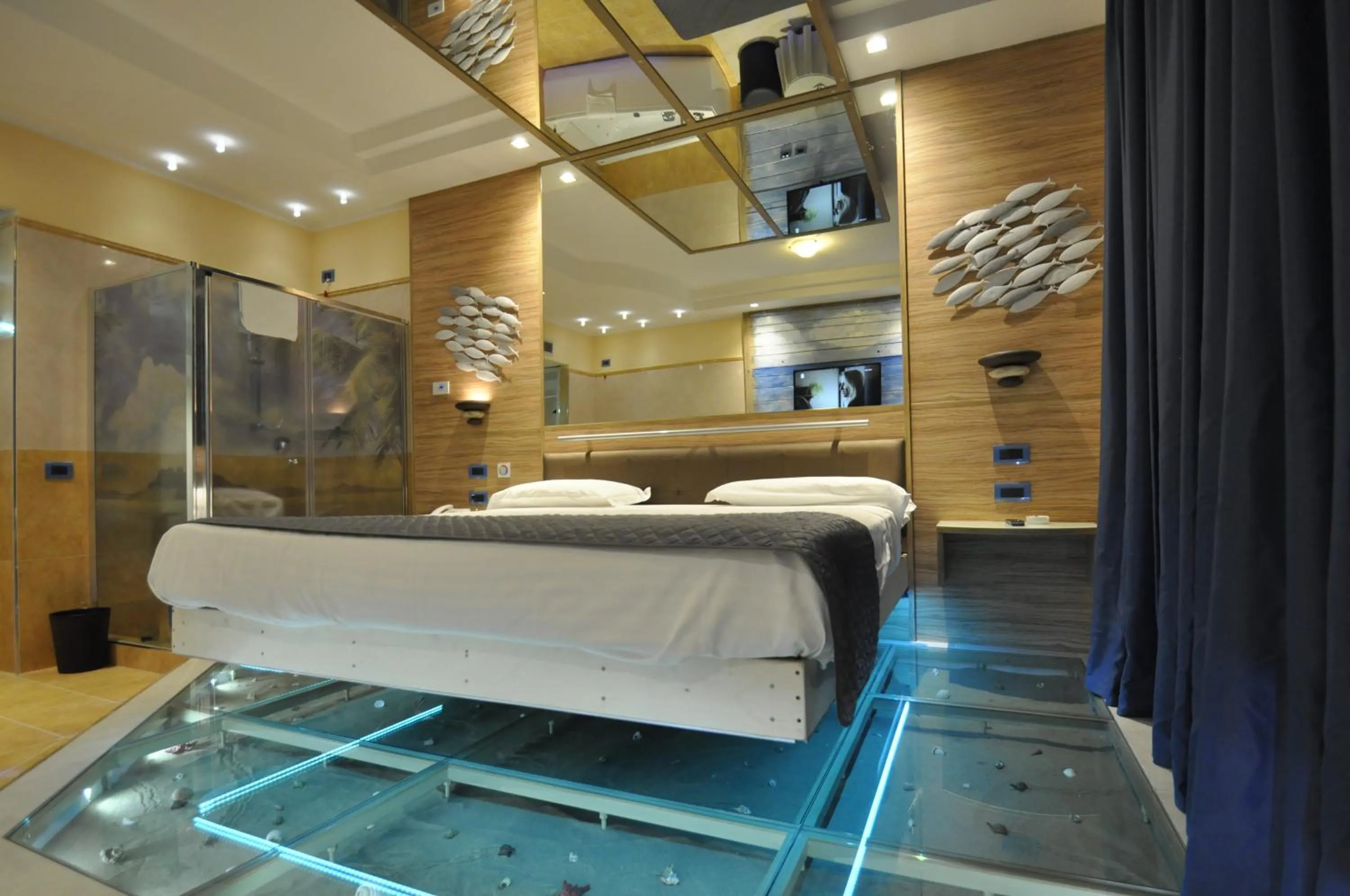 Bedroom, Bed in Hotel Motel 2