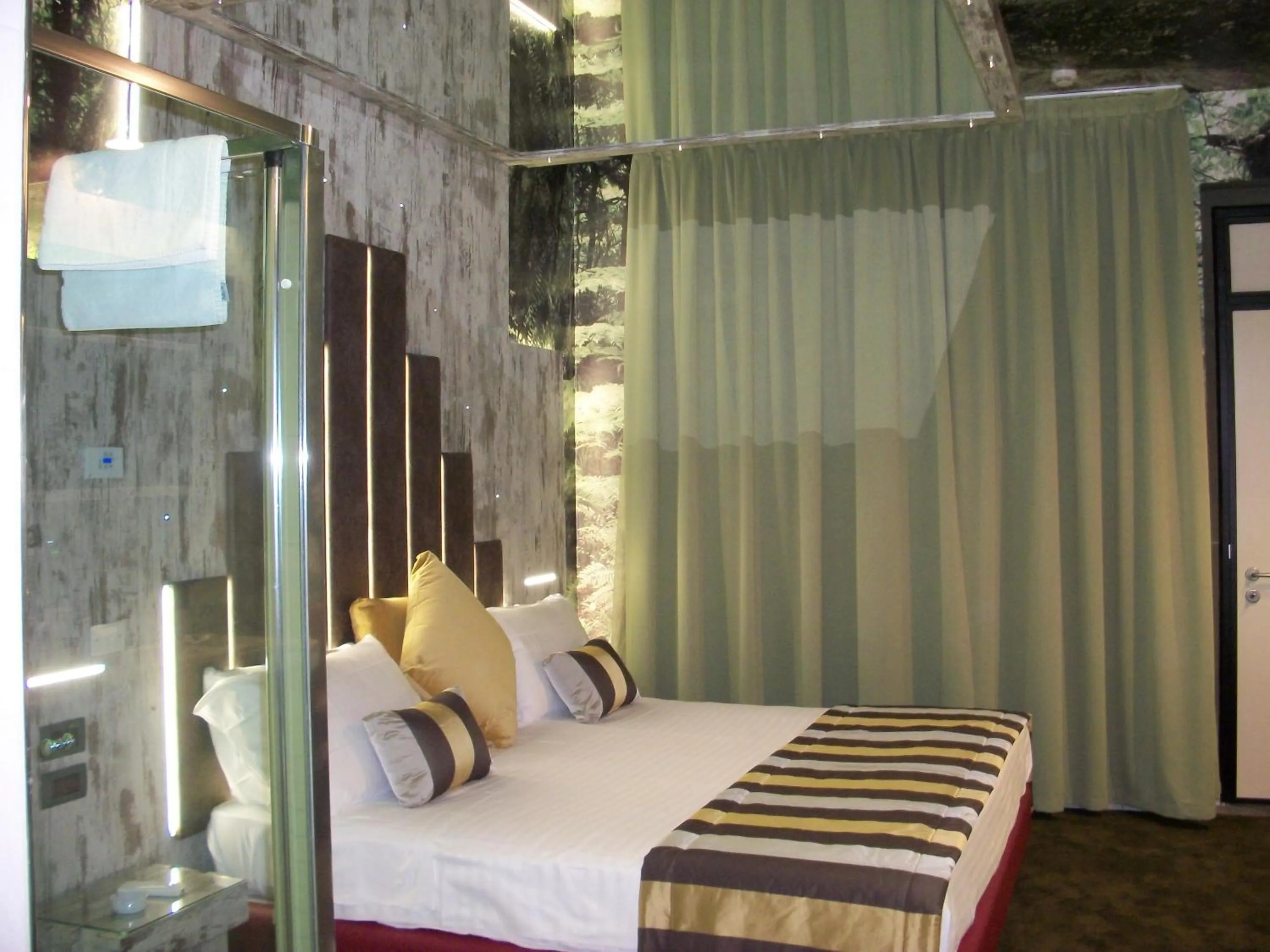 Bedroom, Bed in Hotel Motel 2