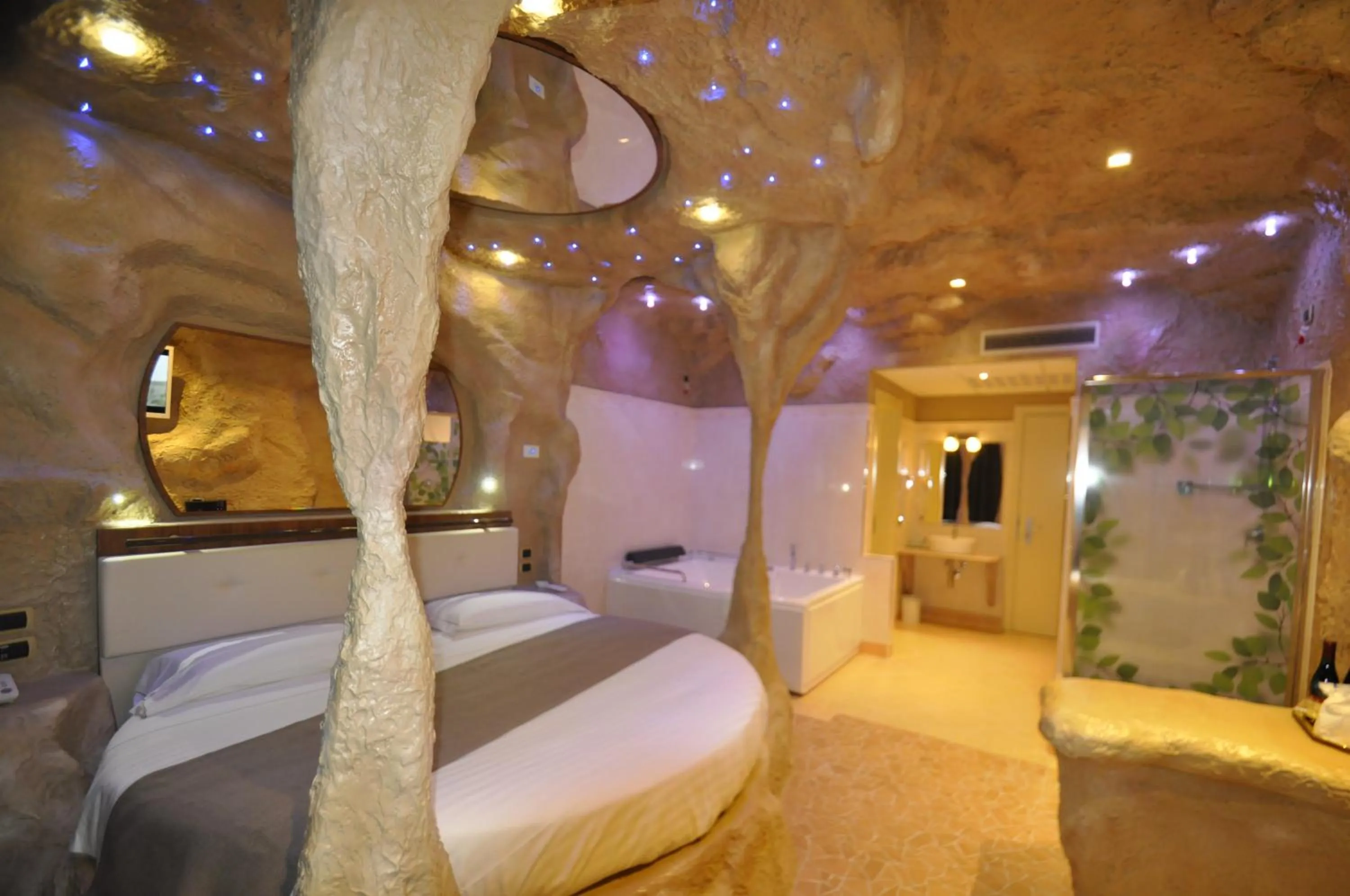 Bedroom, Bed in Hotel Motel 2