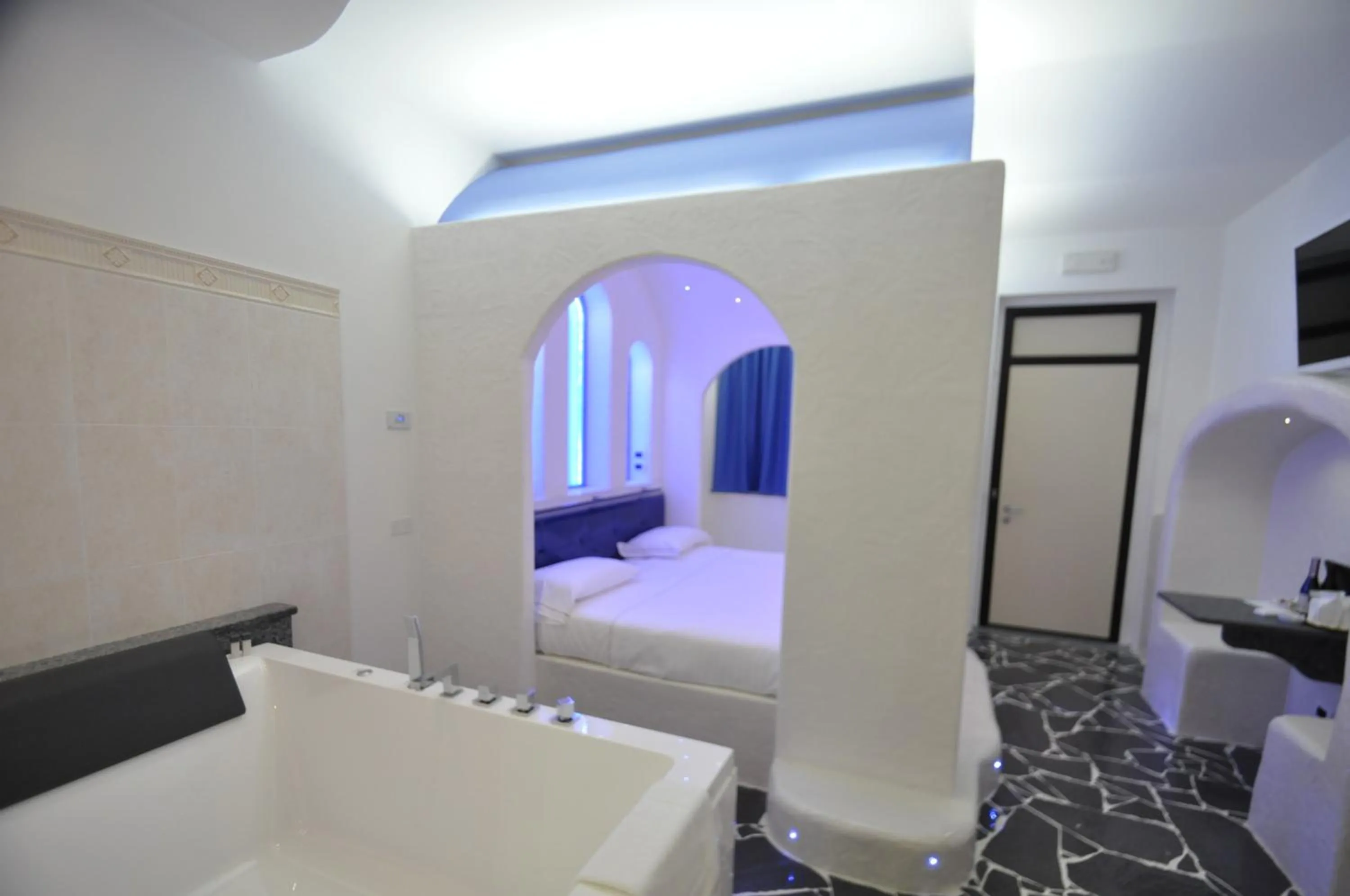 Bedroom, Bed in Hotel Motel 2