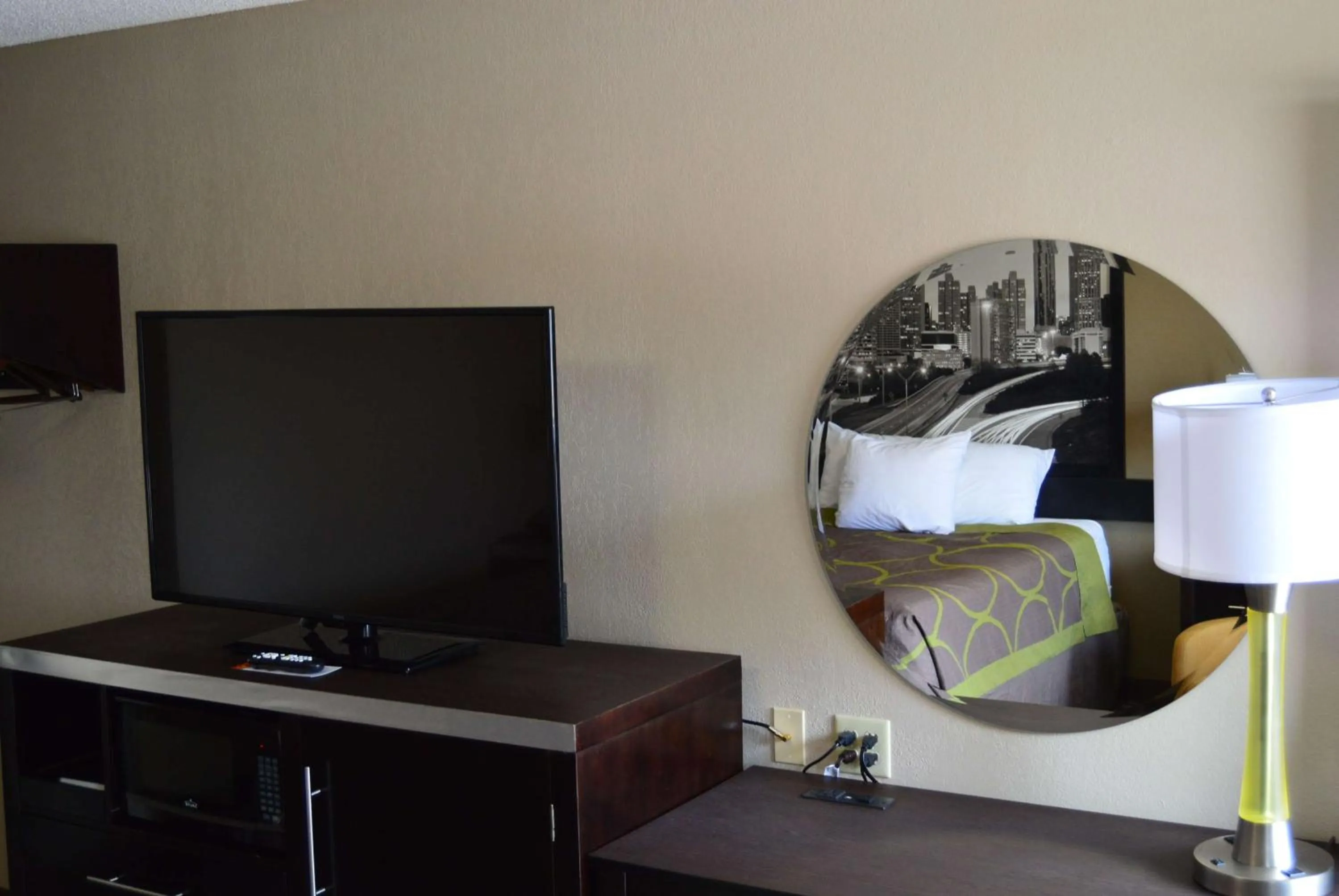 Photo of the whole room in Super 8 by Wyndham Stockbridge