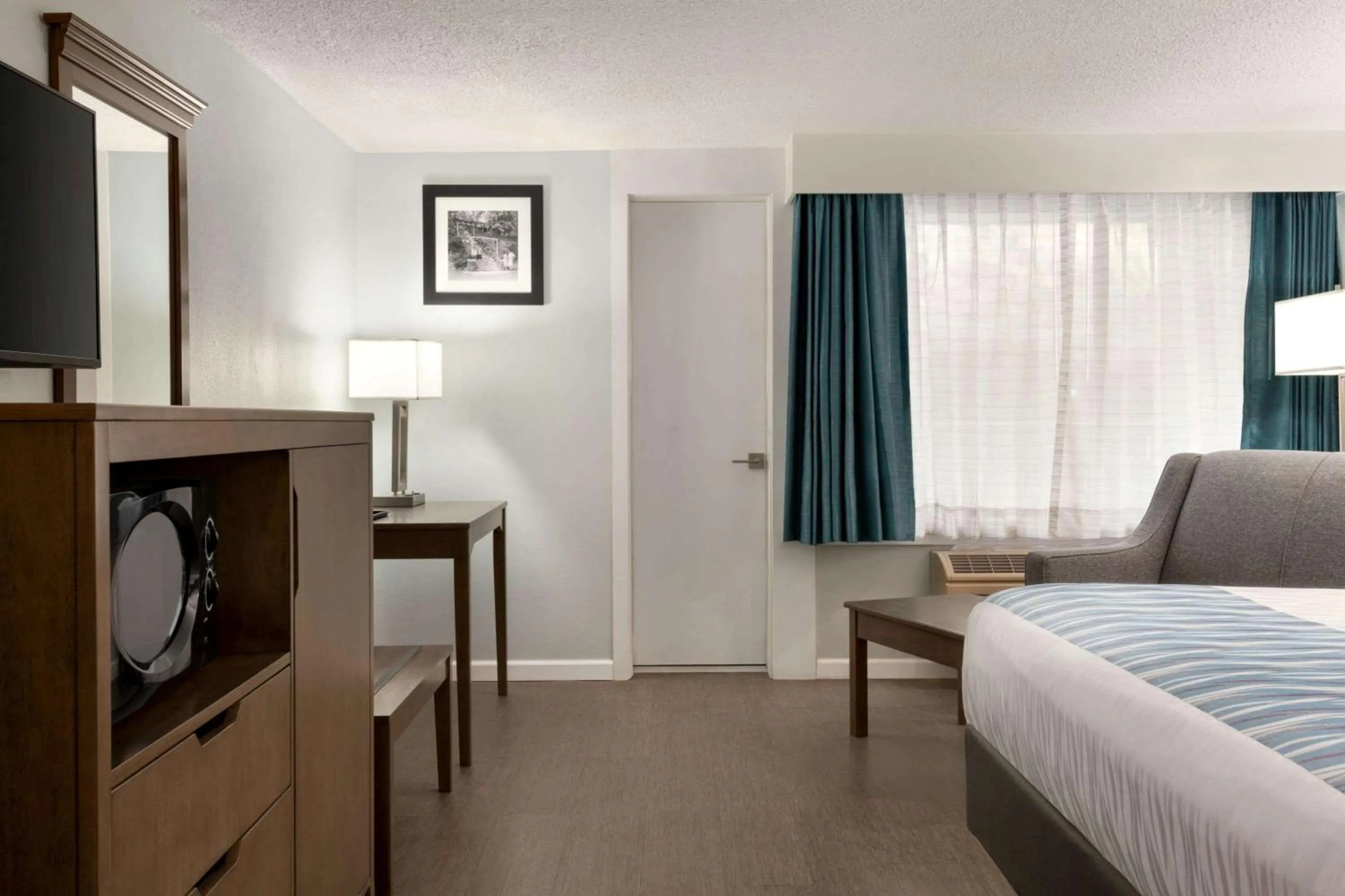 TV and multimedia, Bed in Gatlinburg River Inn