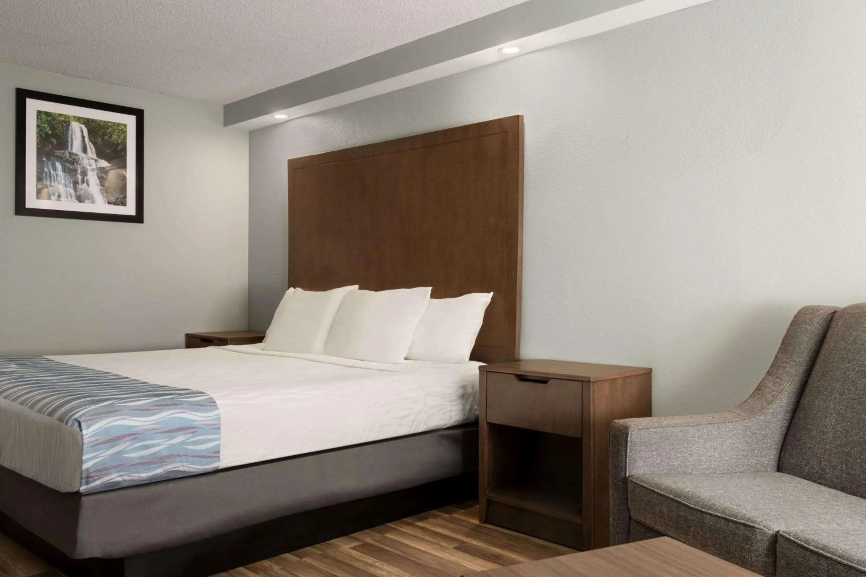 Photo of the whole room, Bed in Gatlinburg River Inn