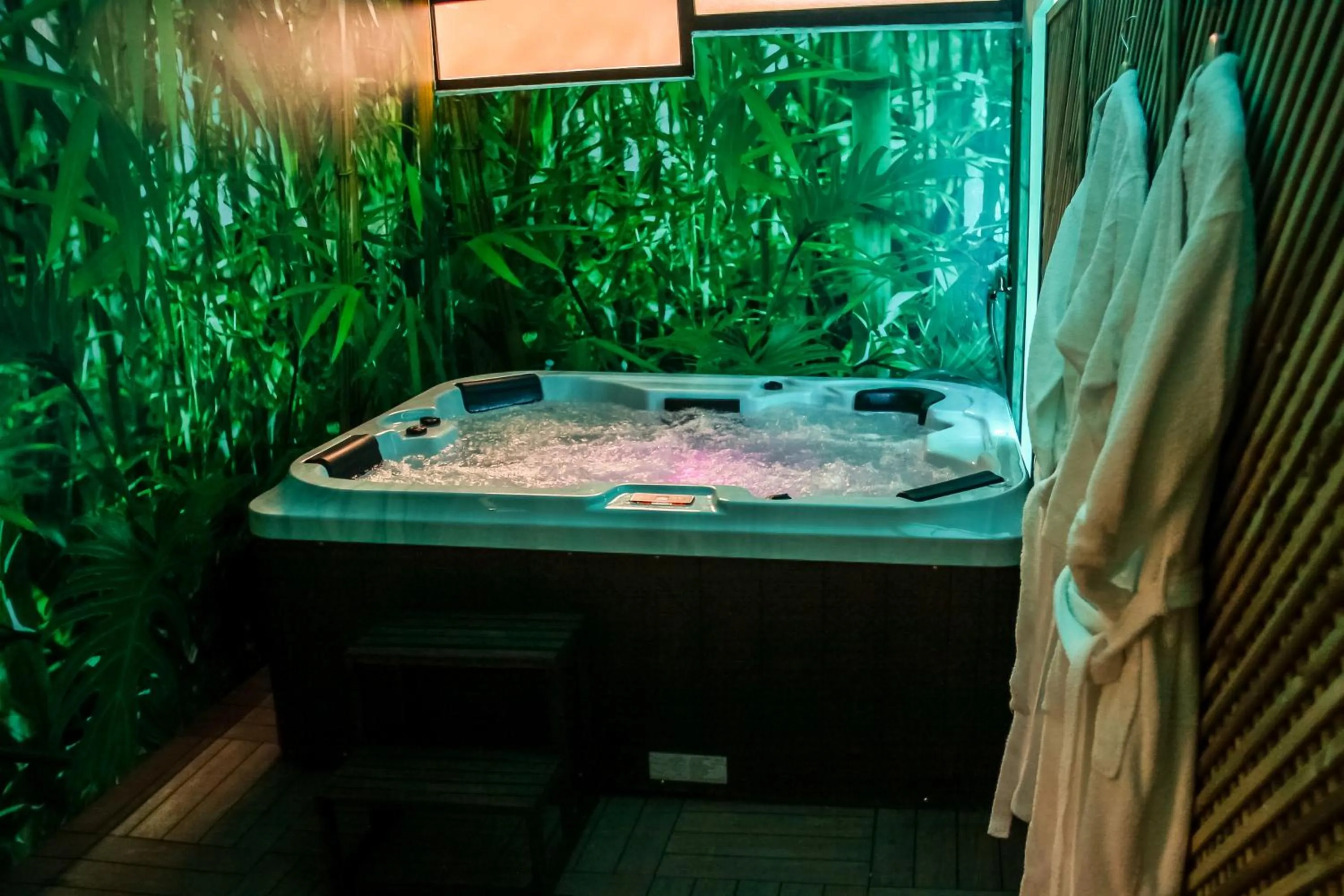 Hot Tub in Hotel Nomada