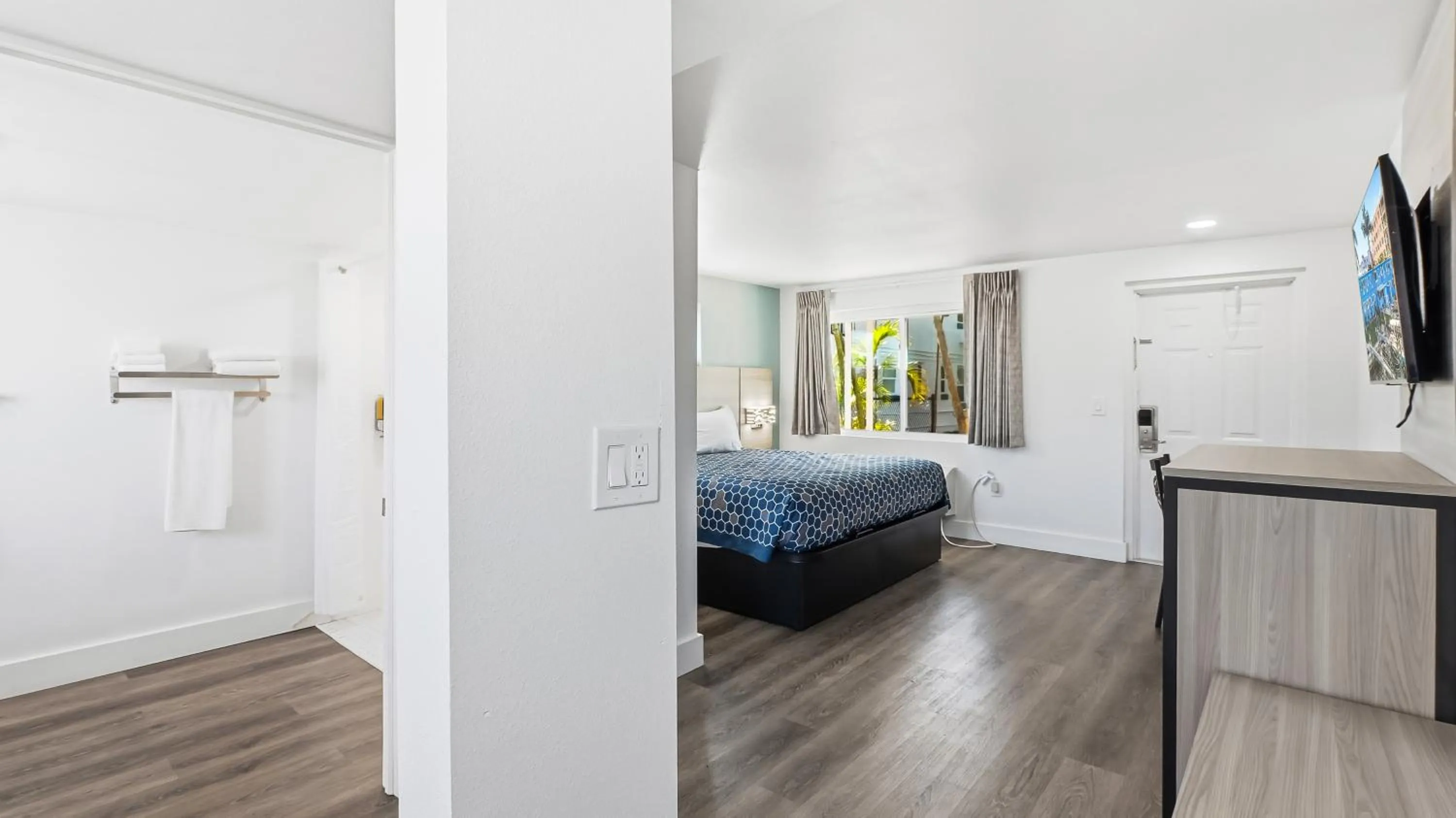 Photo of the whole room, Bed in Bayside Inn and Marina