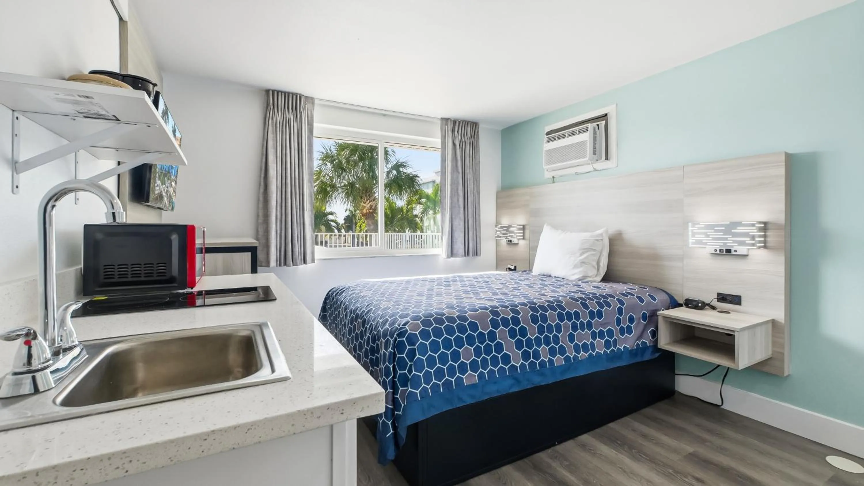 Photo of the whole room, Bed in Bayside Inn and Marina