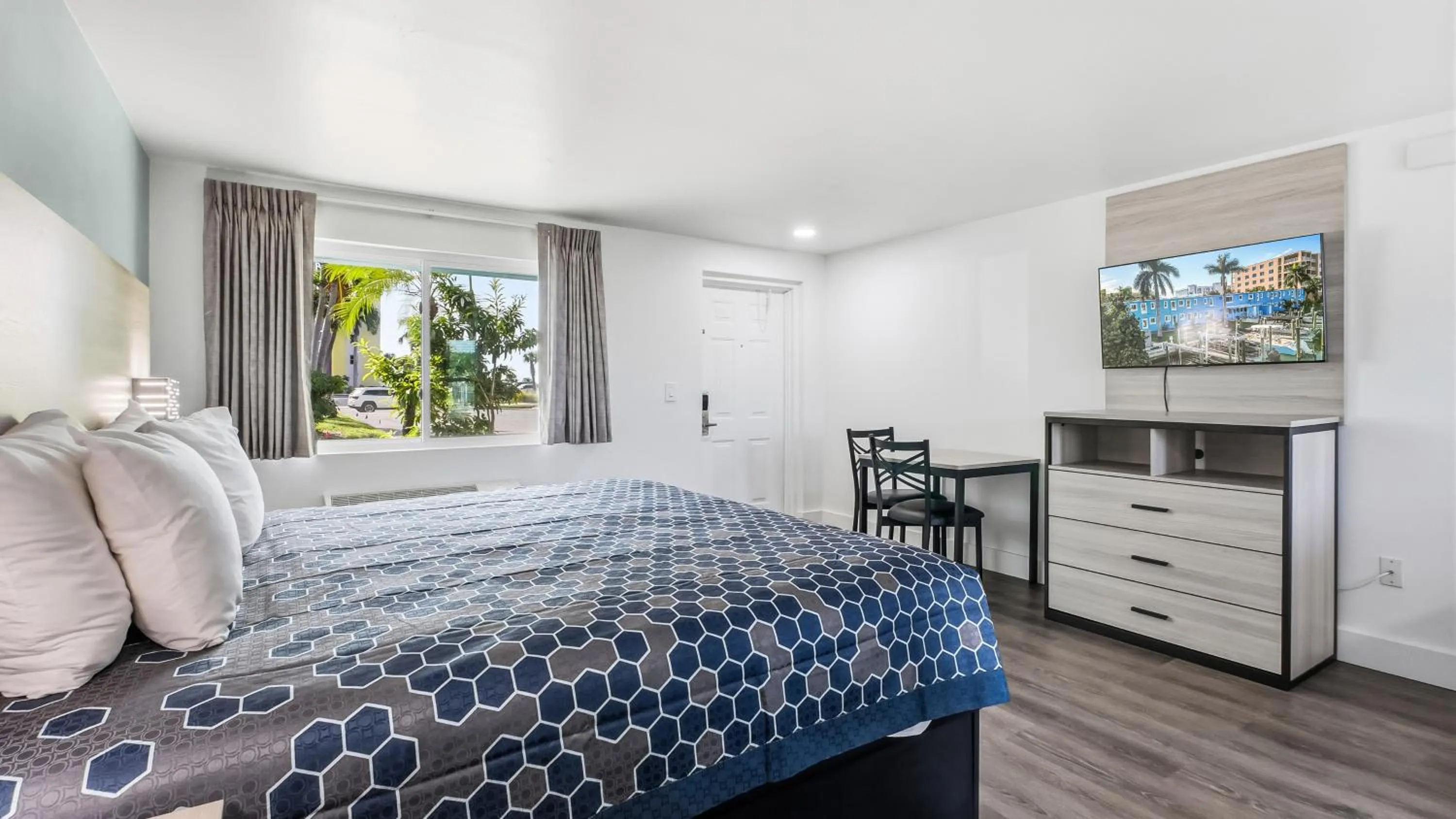 Photo of the whole room, Bed in Bayside Inn and Marina