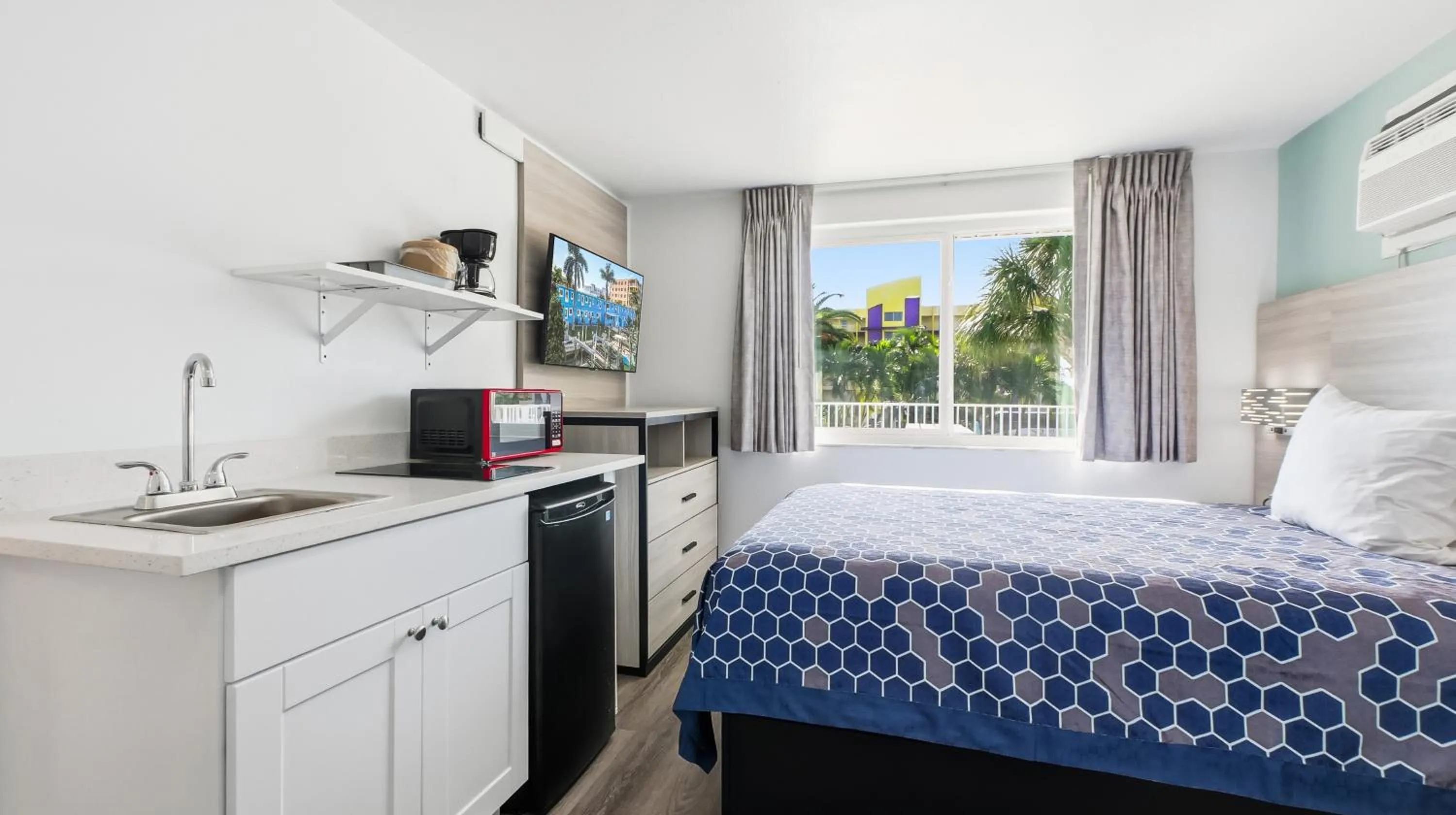 Photo of the whole room, Bed in Bayside Inn and Marina