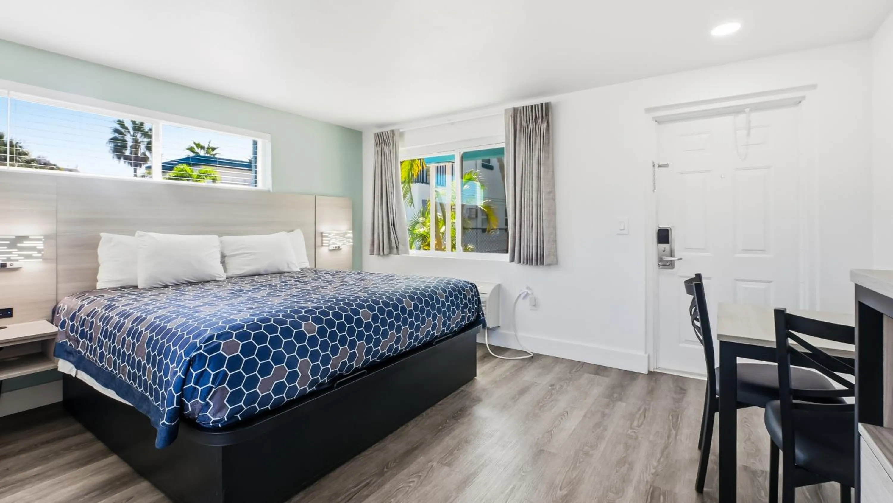 Photo of the whole room, Bed in Bayside Inn and Marina