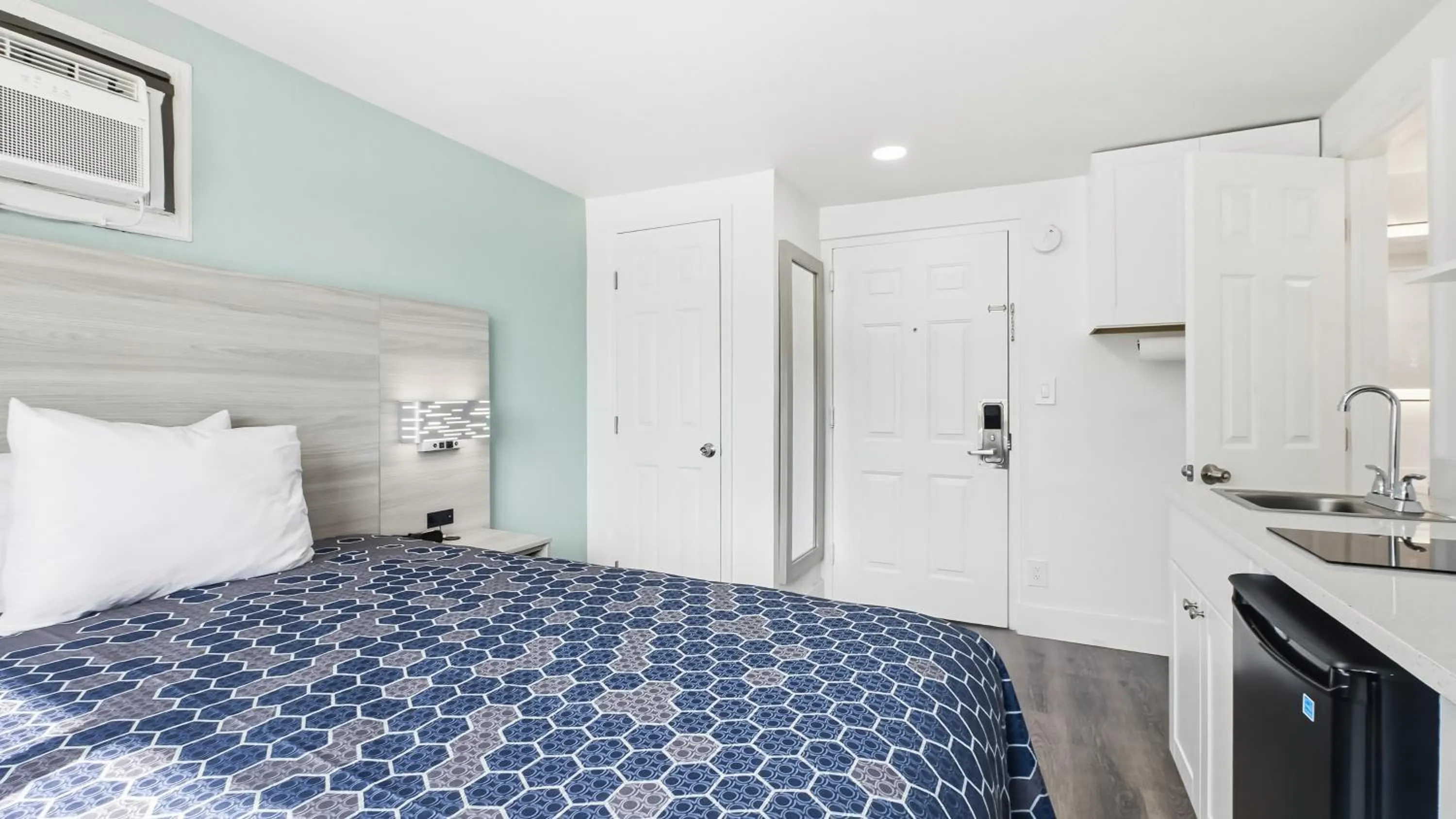 Photo of the whole room, Bed in Bayside Inn and Marina