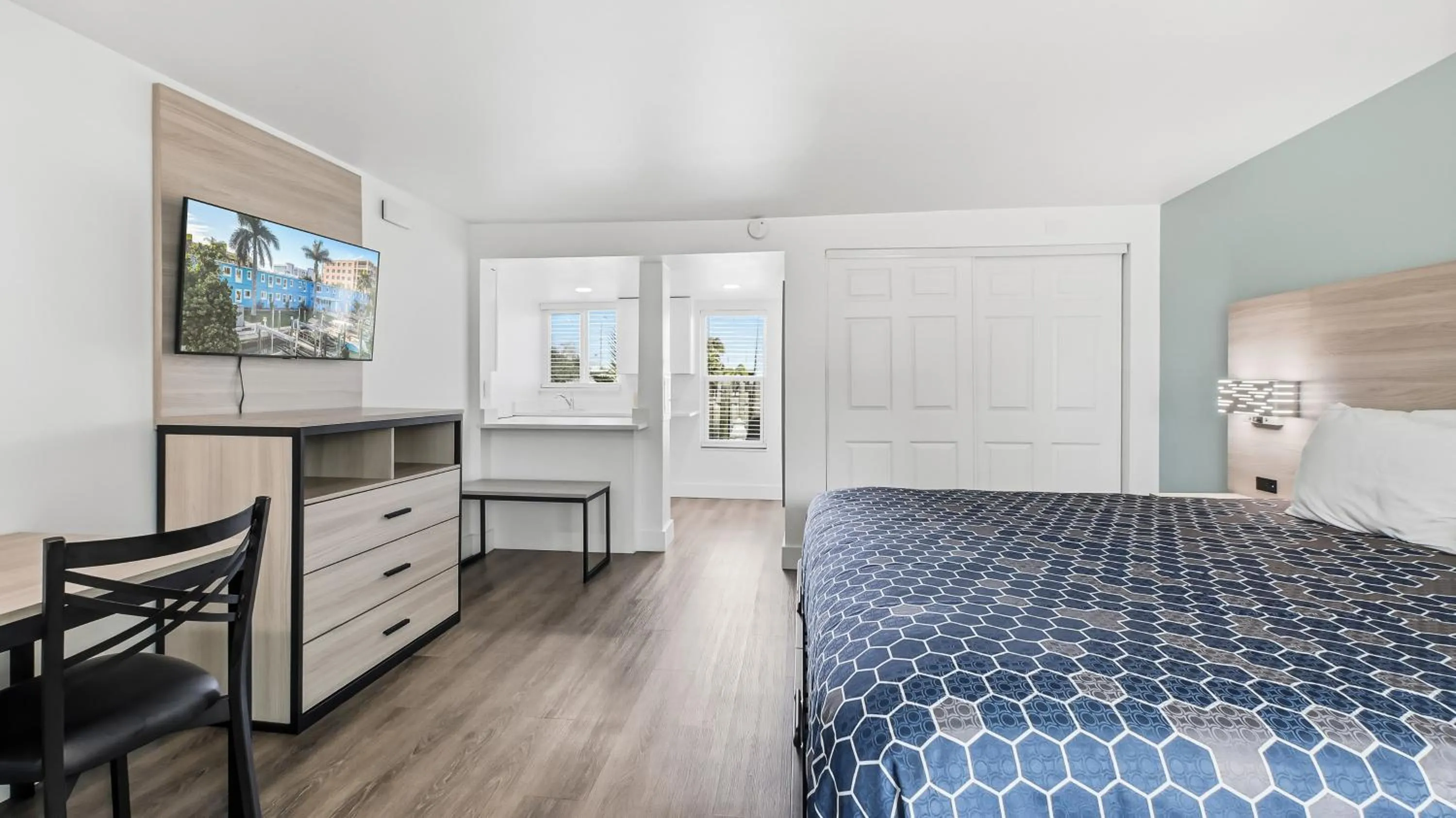 Photo of the whole room, Bed in Bayside Inn and Marina