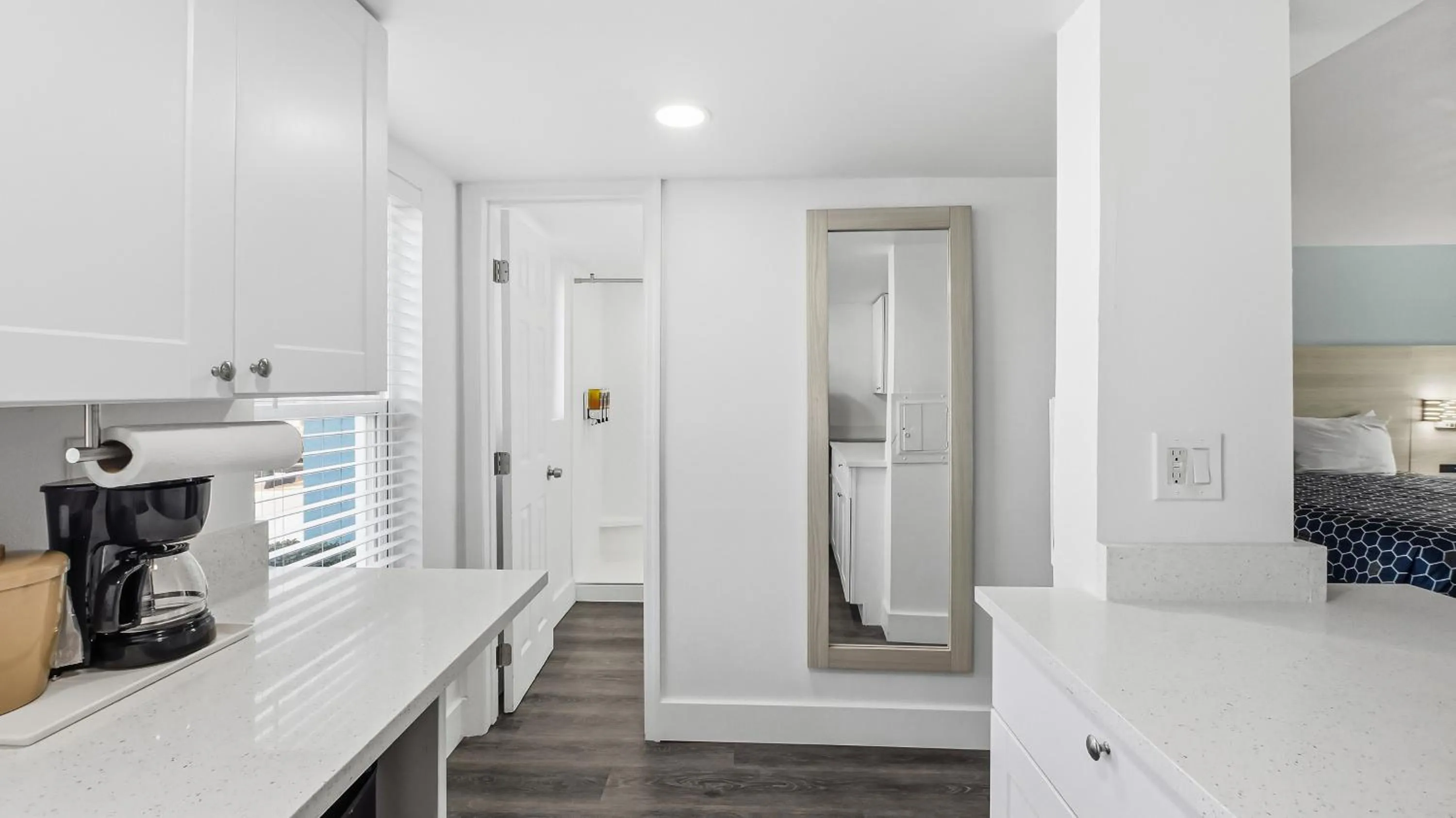 Kitchen or kitchenette, Bed in Bayside Inn and Marina