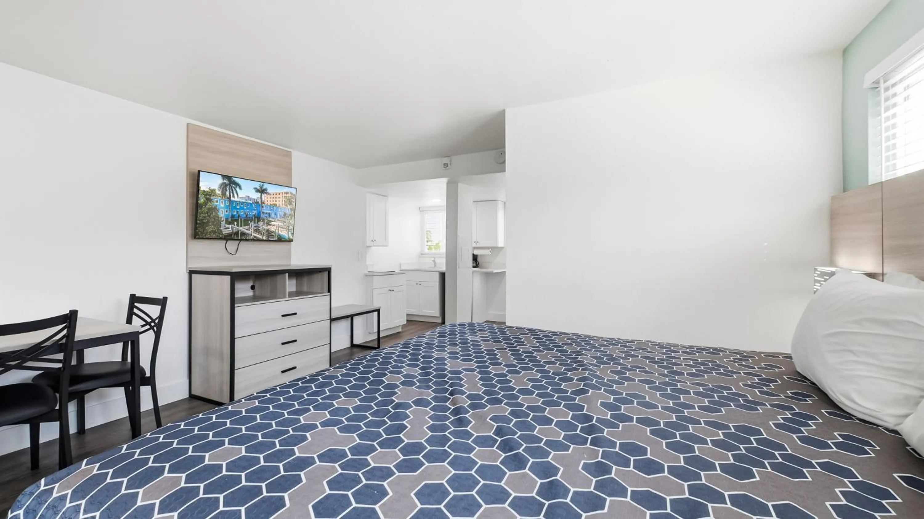 Photo of the whole room, Bed in Bayside Inn and Marina